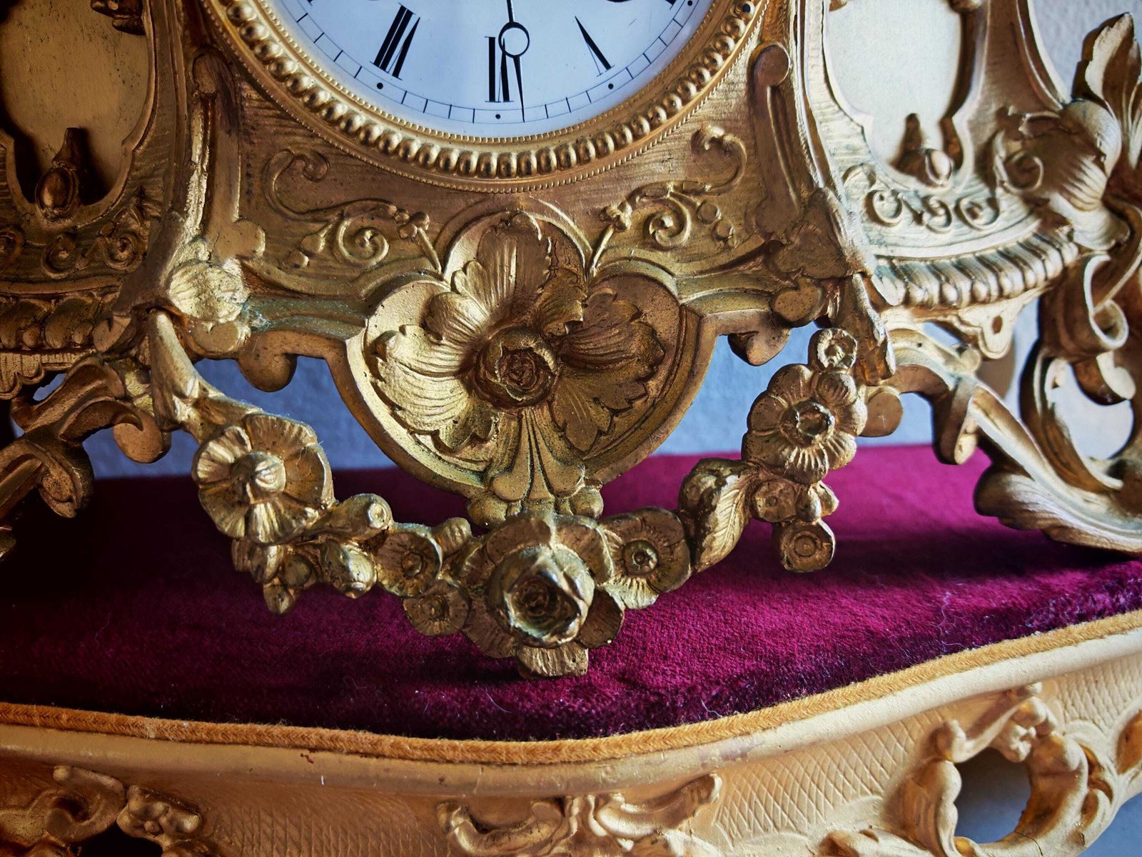 Pendule d'époque XIXe siècle en ormolu doré, socle en velours bordeaux, restaurée photo buy