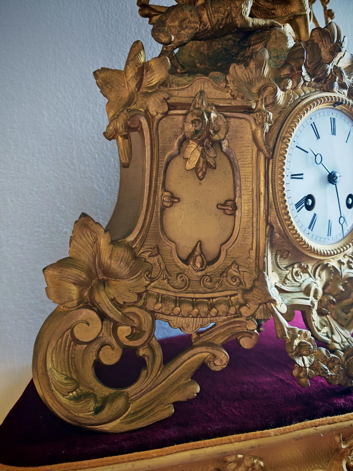 Pendule d'époque XIXe siècle en ormolu doré, socle en velours bordeaux, restaurée photo vintage