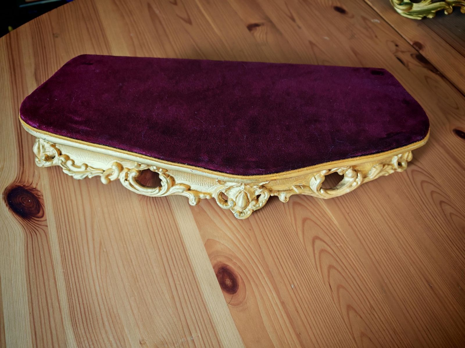 1493.0 Pendule d'époque XIXe siècle en ormolu doré, socle en velours bordeaux, restaurée photo