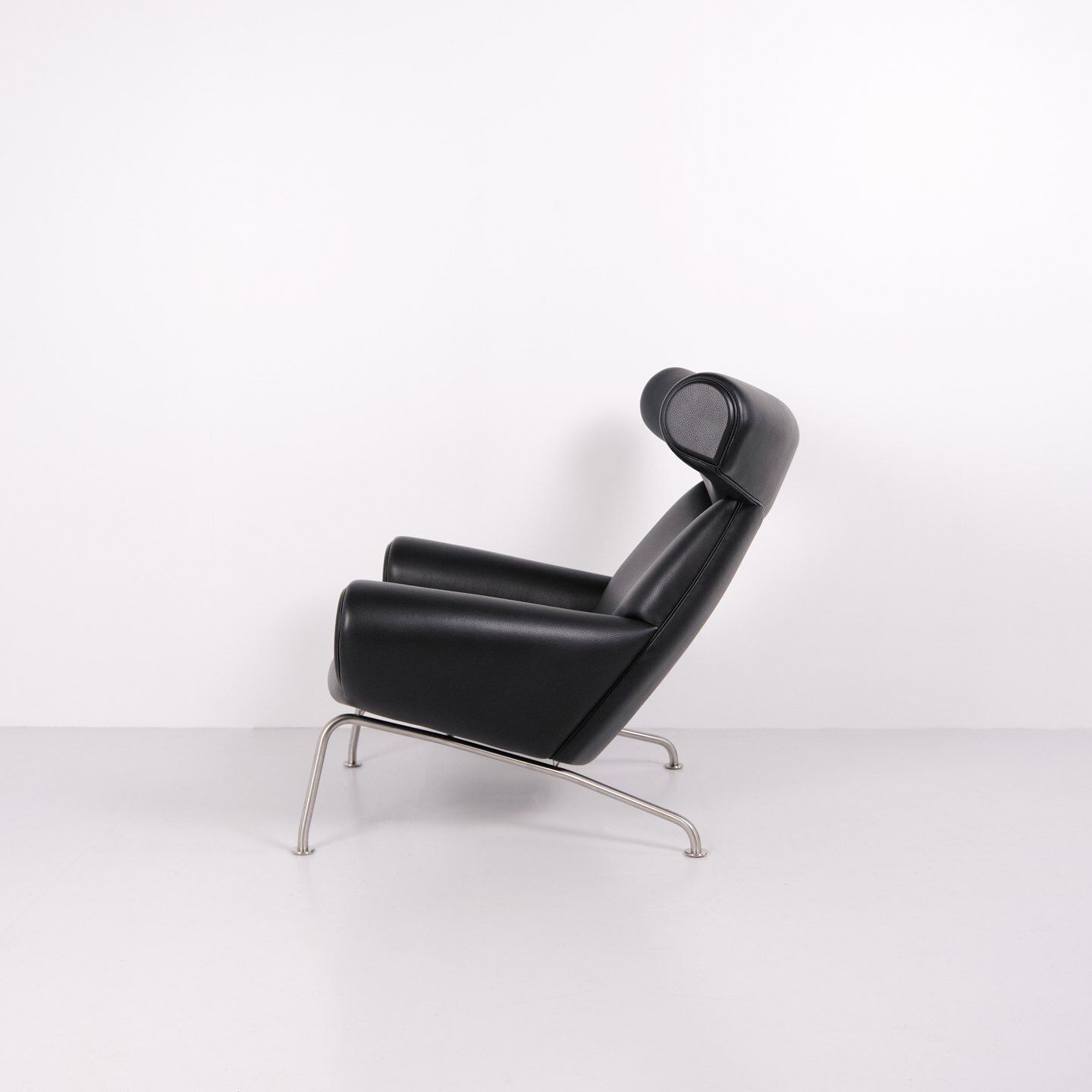Ox Chair With Ottoman Model Ej100 In Black Leather By Hans J. Wegner For Fredericia Furniture photo 10800.0