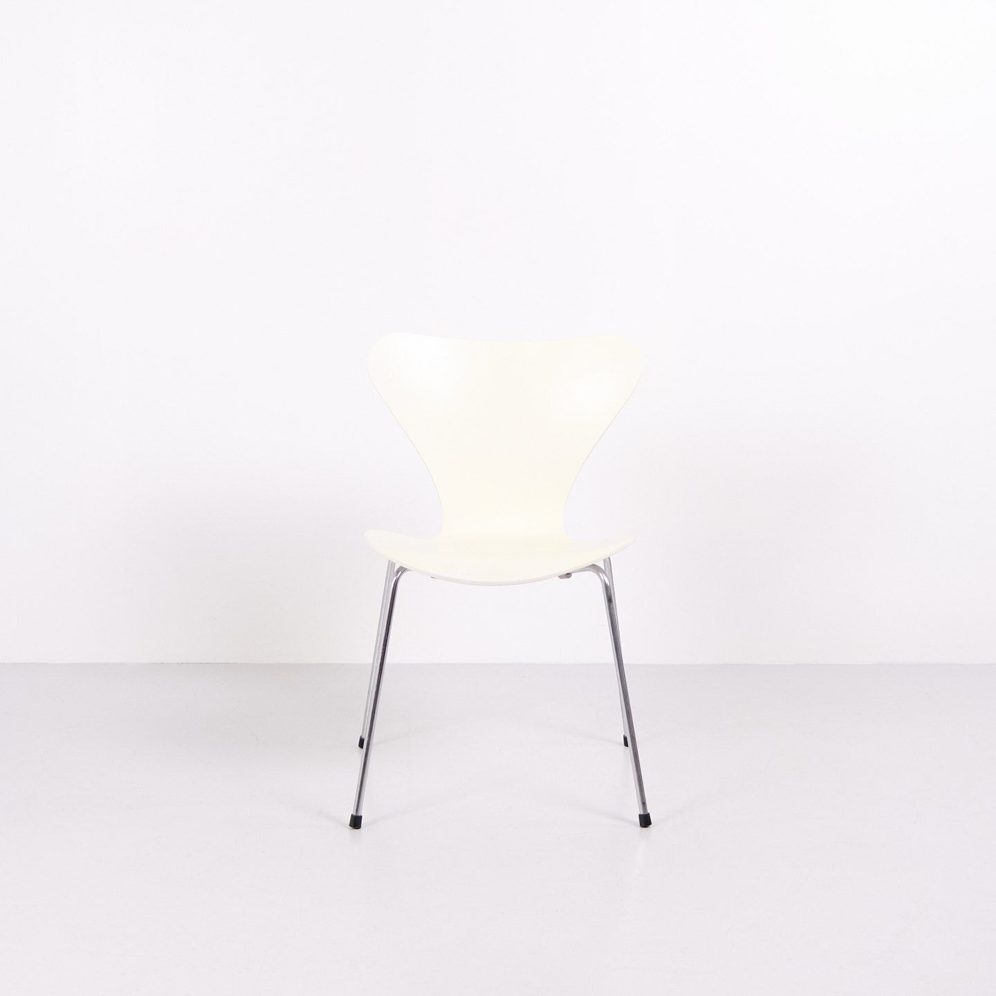 Set Of 6 Series 7 Chairs Model 3107 In White Lacquered Veneer With Chrome Frame By Arne Jacobsen For Fritz Hansen photo furniture