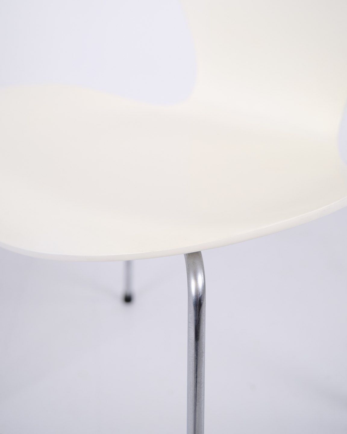 Set Of 6 Series 7 Chairs Model 3107 In White Lacquered Veneer With Chrome Frame By Arne Jacobsen For Fritz Hansen photo vinterior