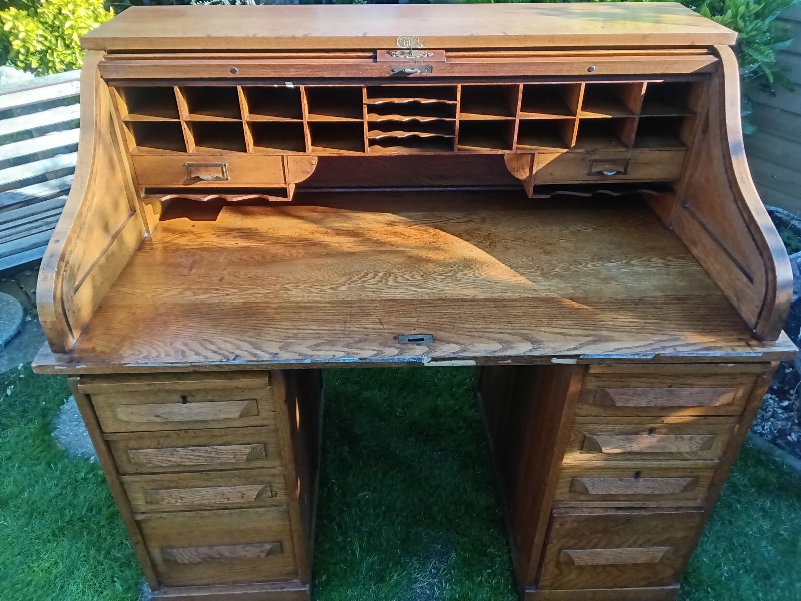 Huge Reduction Of £300.... !Cutlers Of America. A Magnificent 19th Century Oak Roll Top Desk