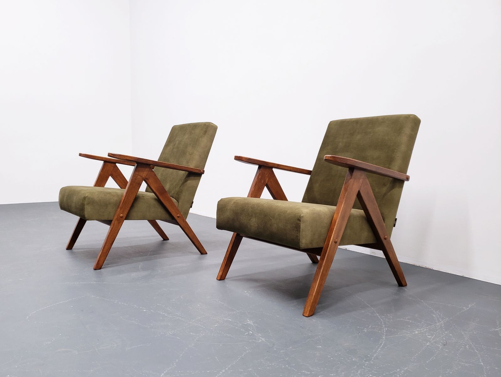 photo furniture Mid Century Easy Chair Model B   310 Var In Forest Green Velvet