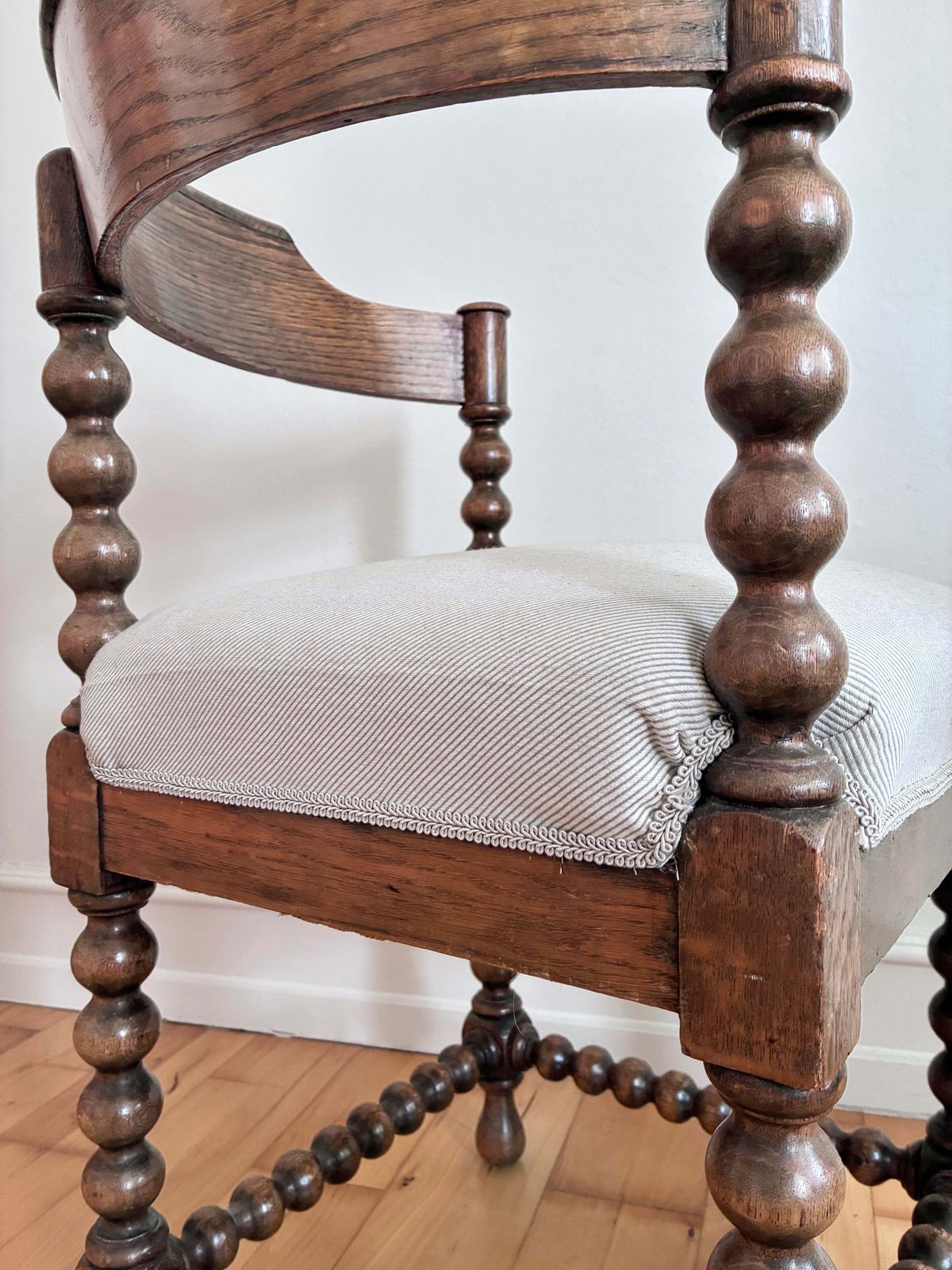 photo furniture Antique Edwardian Bobbin Corner Chairs, English 1900