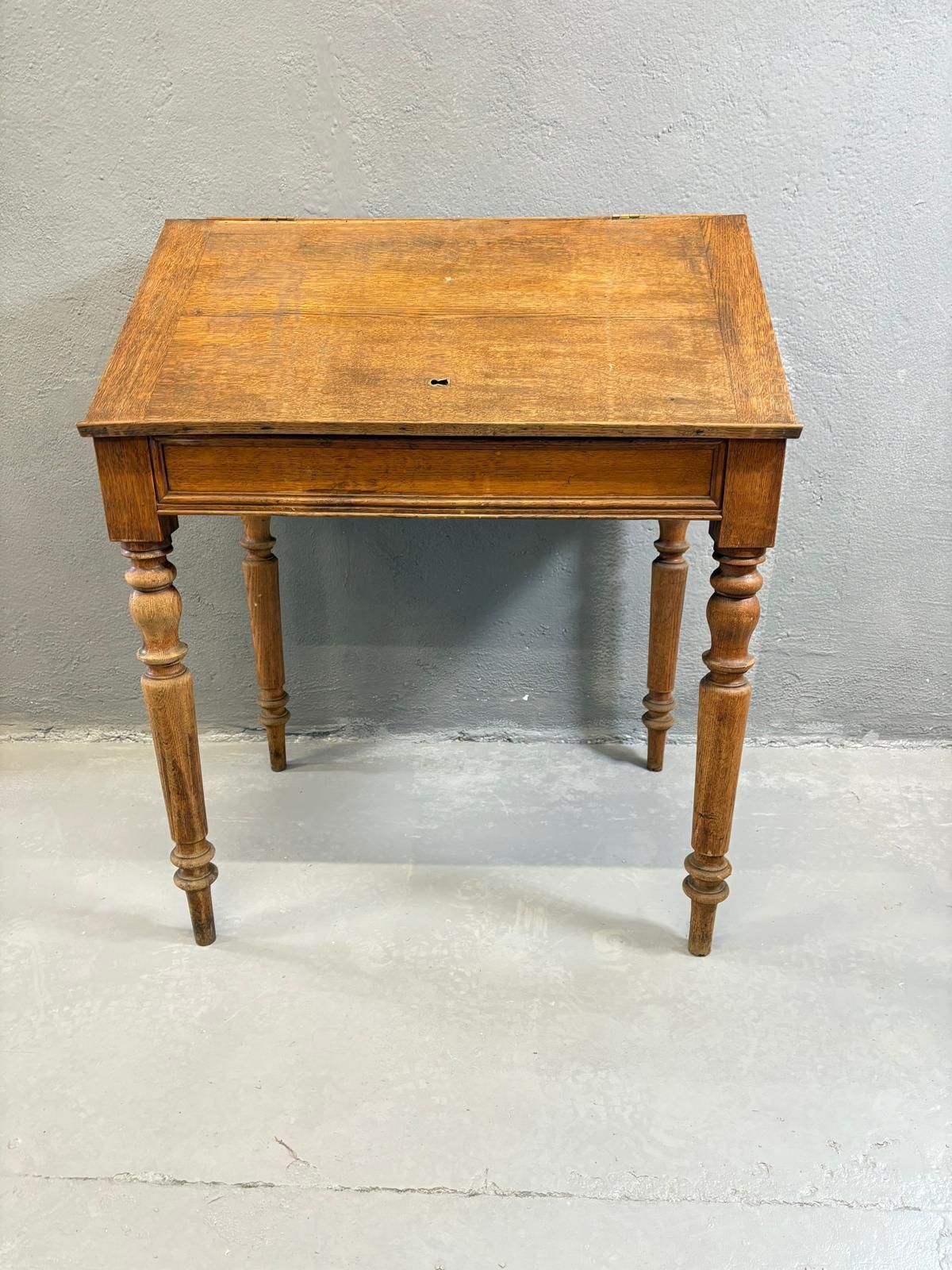 Vintage Houten Schrijftafel Met Lade En Gedraaide Poten – Klassieke Stijl photo Meubels