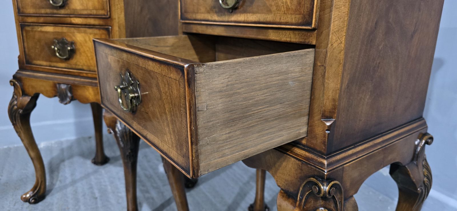 Top Quality Queen Anne Walnut Bedside Chest Of Drawers photo Furniture
