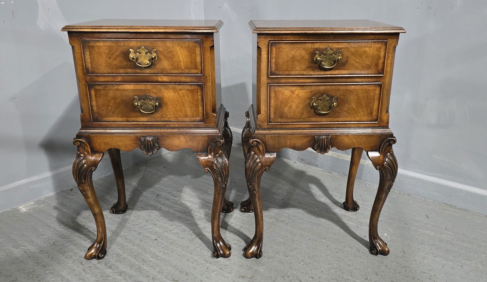 photo furniture Top Quality Queen Anne Walnut Bedside Chest Of Drawers