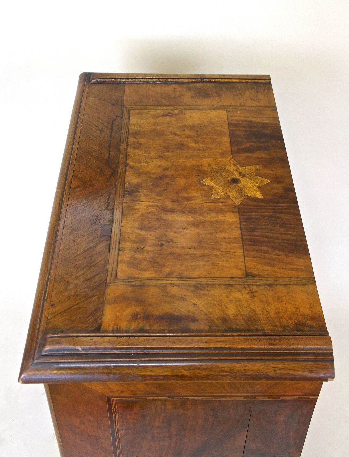 photo vintage 19th Century Biedermeier Chest Of Drawers With Micro Inlays, Walnut, At Ca. 1850
