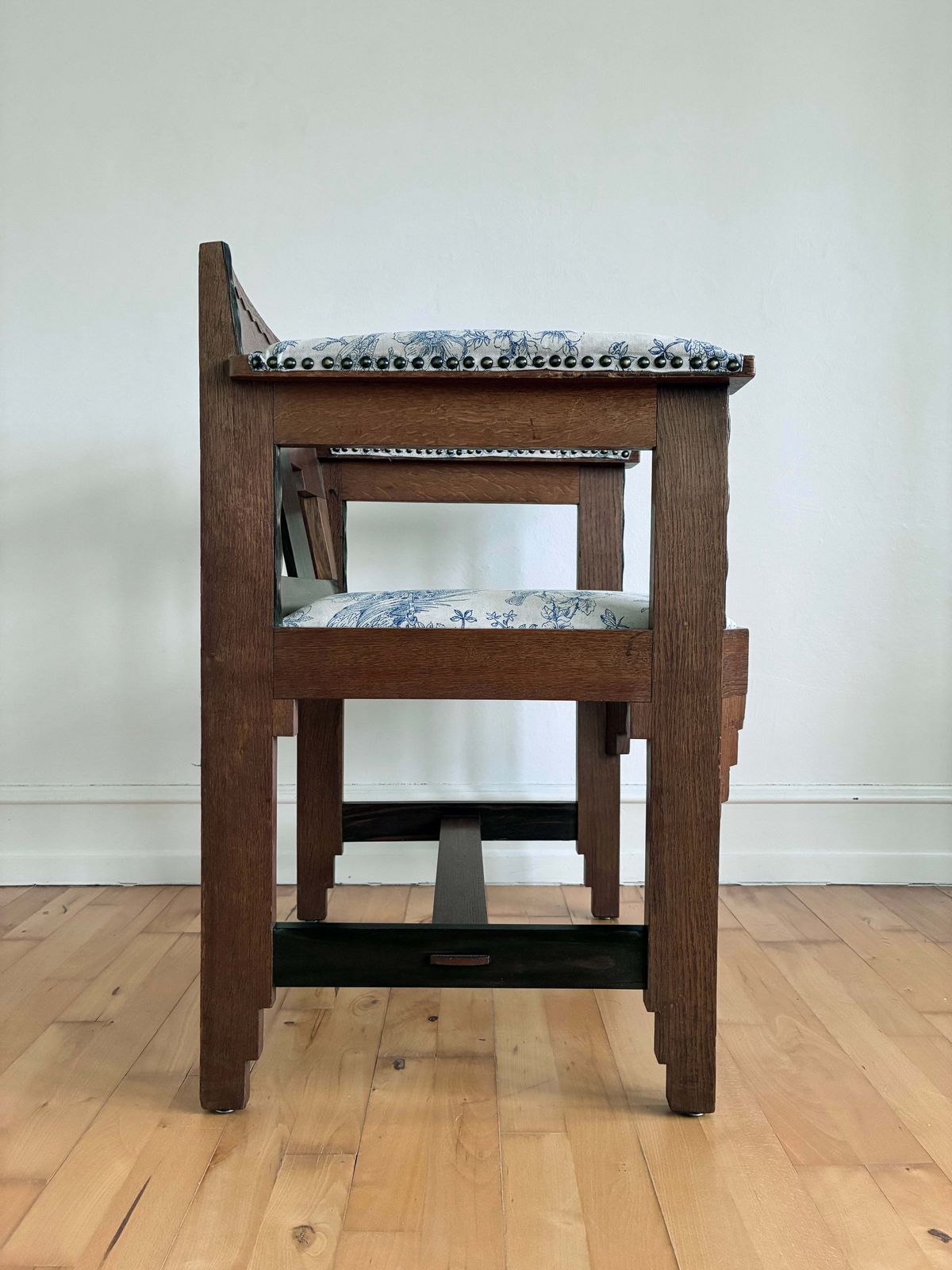 photo vinterior A Pair Of Dutch Art Deco Amsterdam School Chairs 1920s