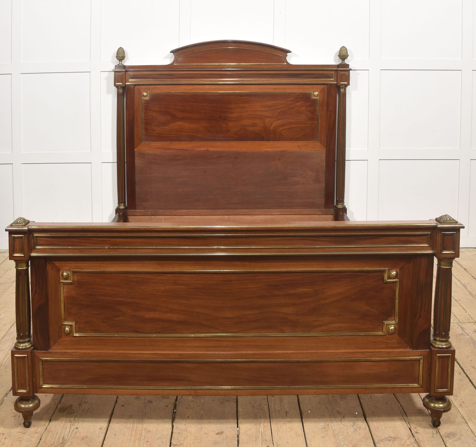 photo vinterior Late 19th Century Mahogany And Brass Mounted Bedframe
