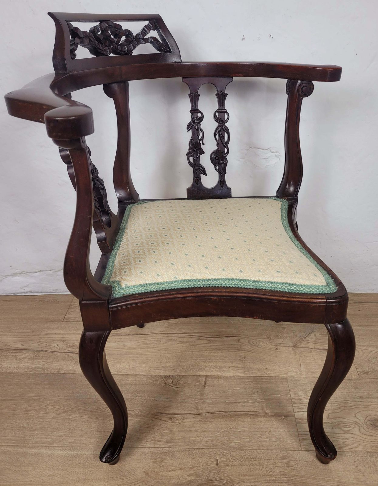 photo vintage Edwardian Corner Chair Carved Ribbon Crest Floral Slat English
