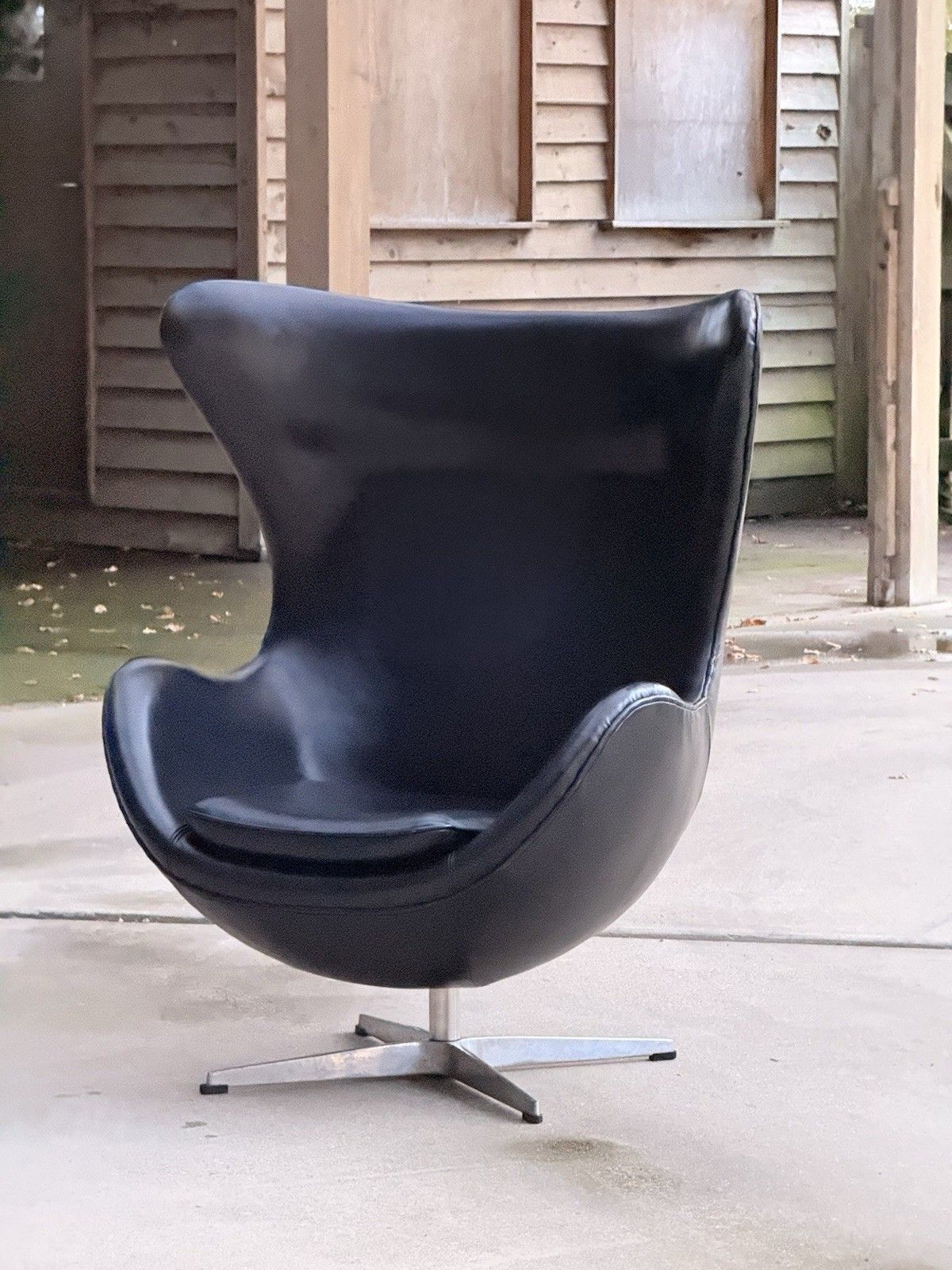 Arne Jacobsen Egg Chair Model 3316 Fritz Hansen Style Swivel Lounge Chair.