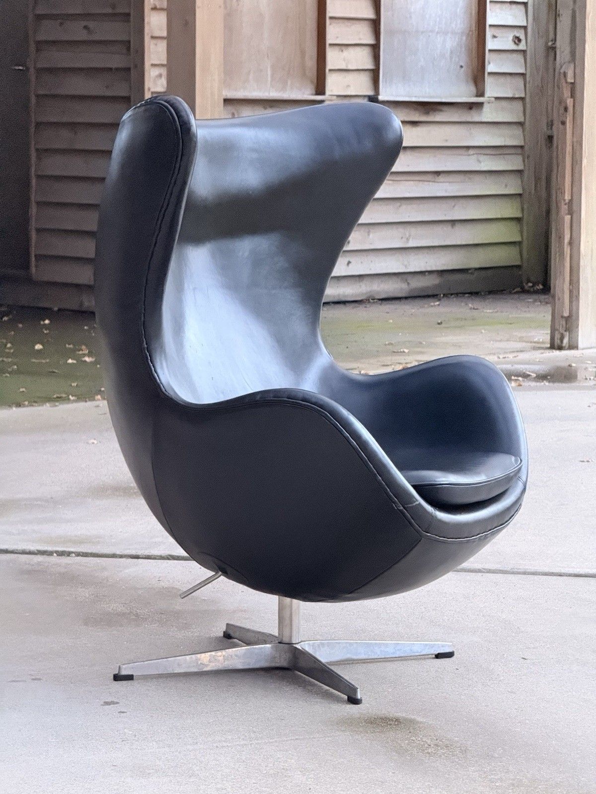 Arne Jacobsen Egg Chair Model 3316 Fritz Hansen Style Swivel Lounge Chair. photo 785.0