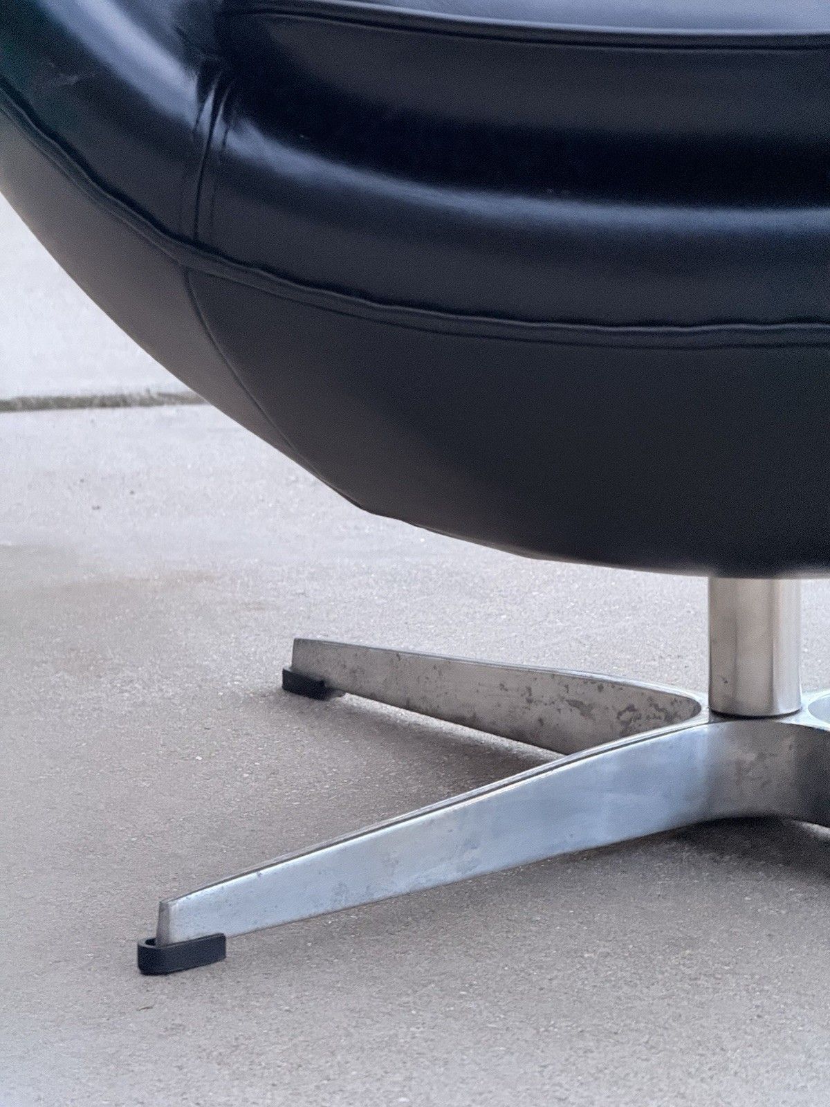 photo vinterior Arne Jacobsen Egg Chair Model 3316 Fritz Hansen Style Swivel Lounge Chair.