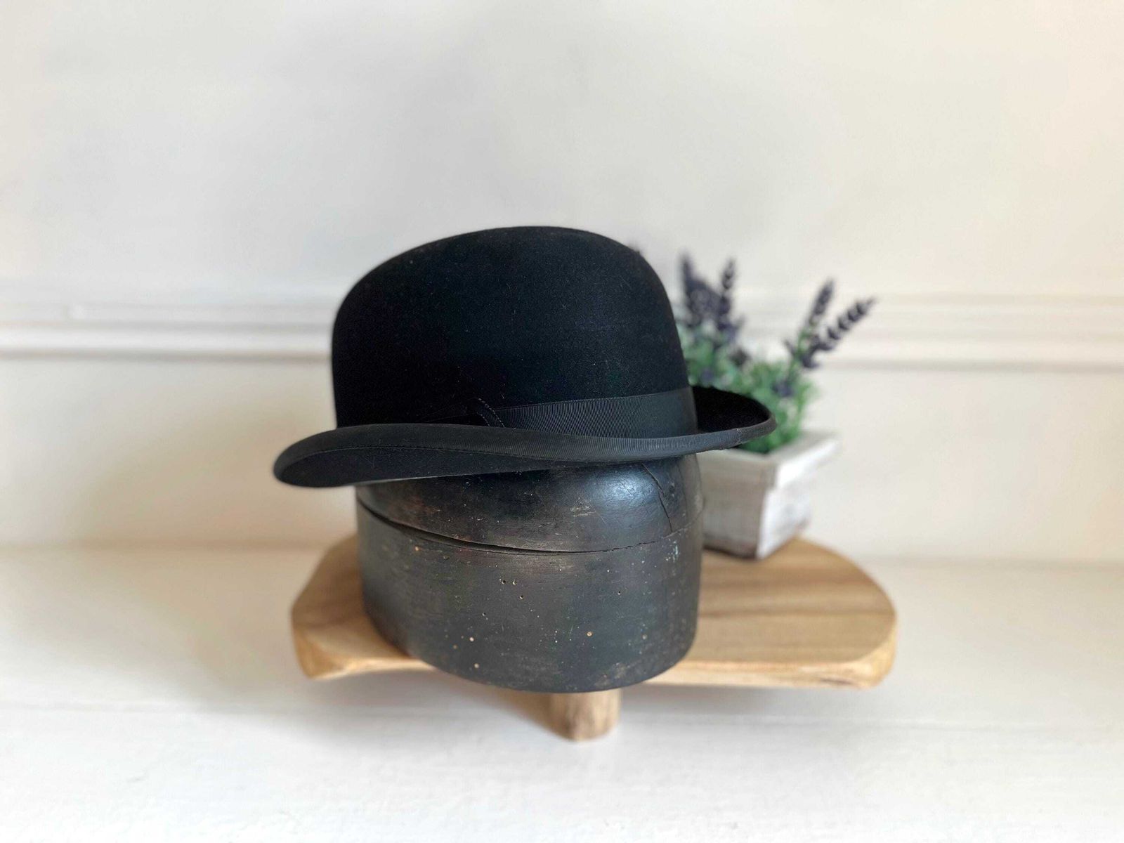 Forme à chapeau ancienne en bois, patine sombre - moule de modiste photo Décoration