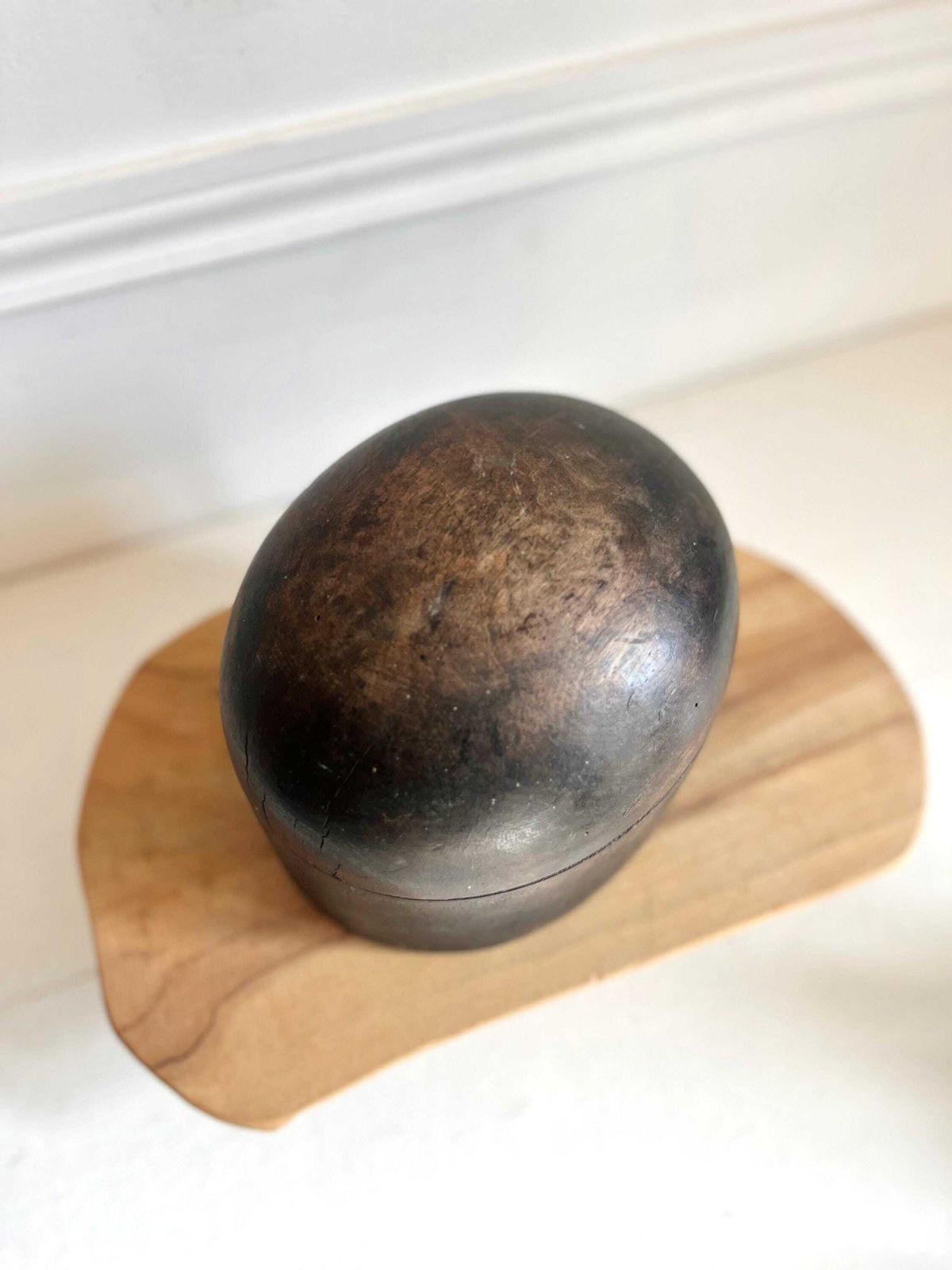 Forme à chapeau ancienne en bois, patine sombre - moule de modiste photo 164.0