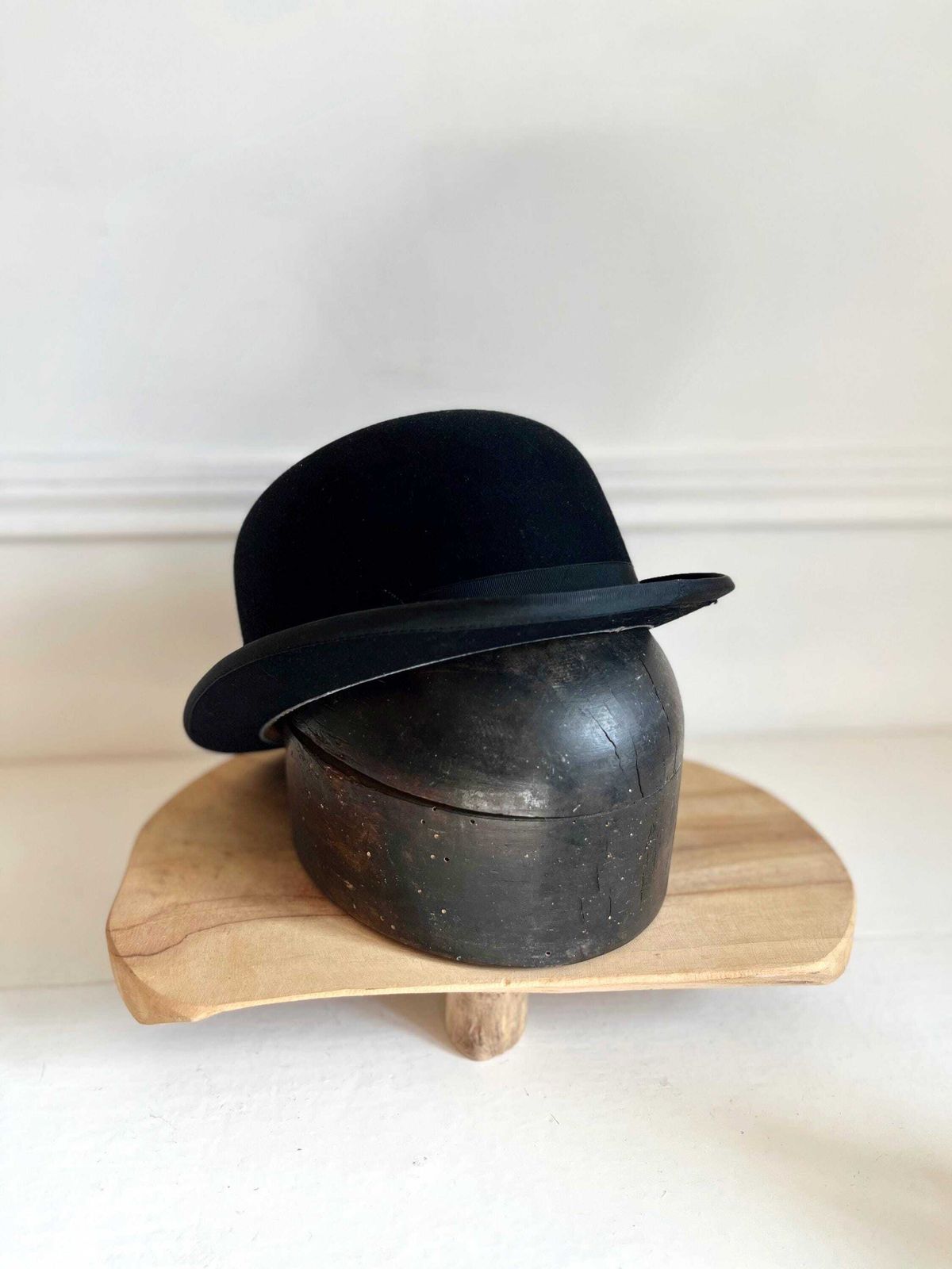 Forme à chapeau ancienne en bois, patine sombre - moule de modiste photo vintage