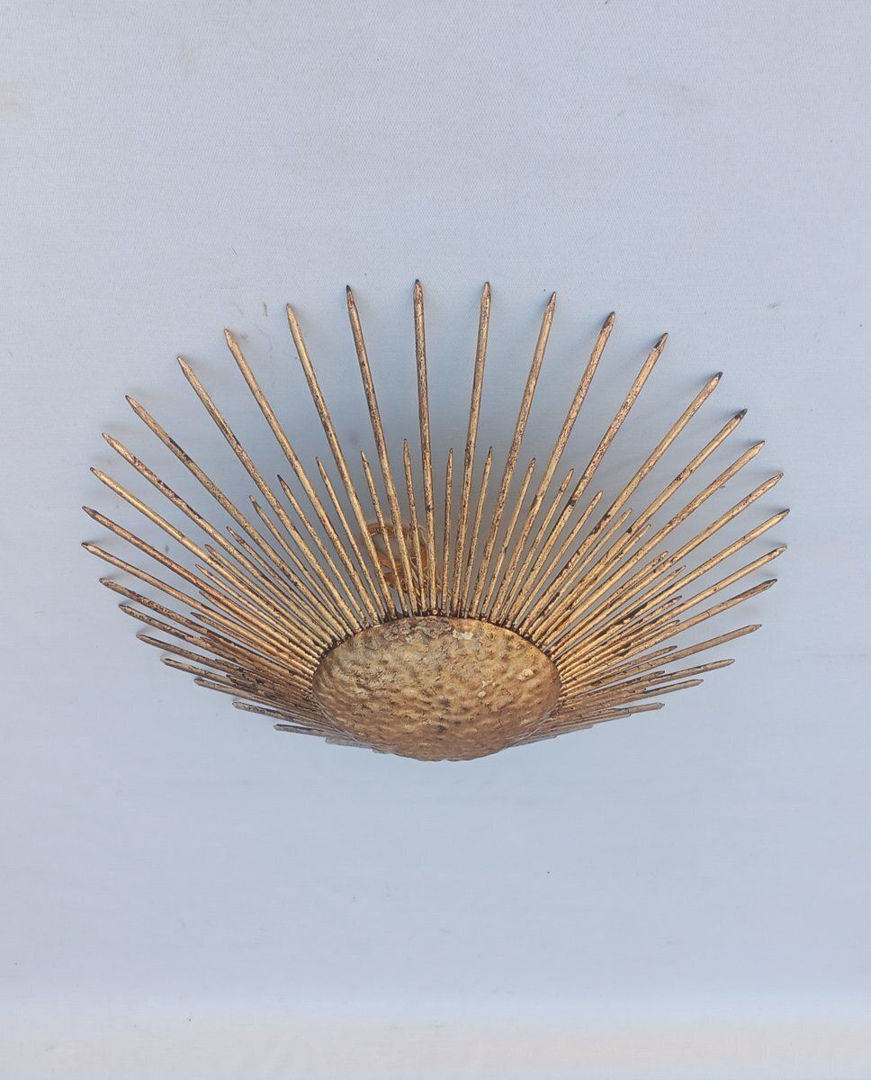Plafonnier espagnol en métal doré à la feuille d'or, forme soleil, années 1960 photo furniture