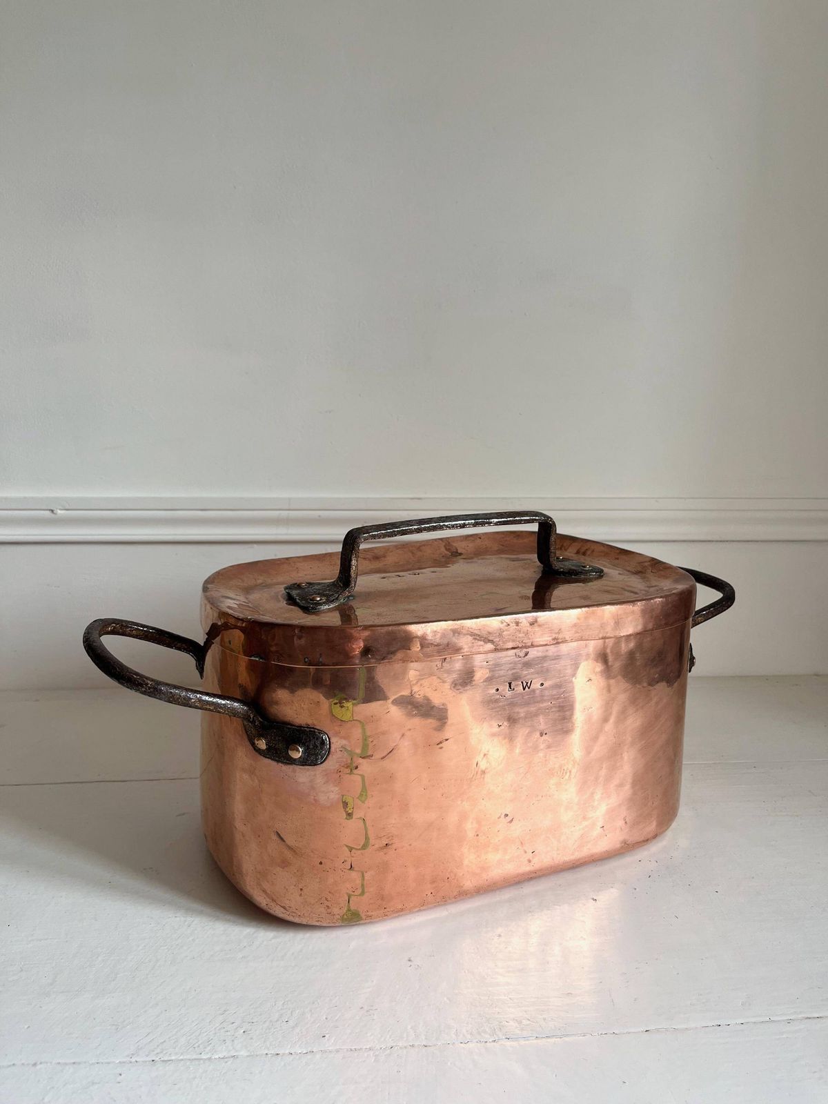 Daubière en cuivre d'époque : cocotte française en cuivre avec initiales