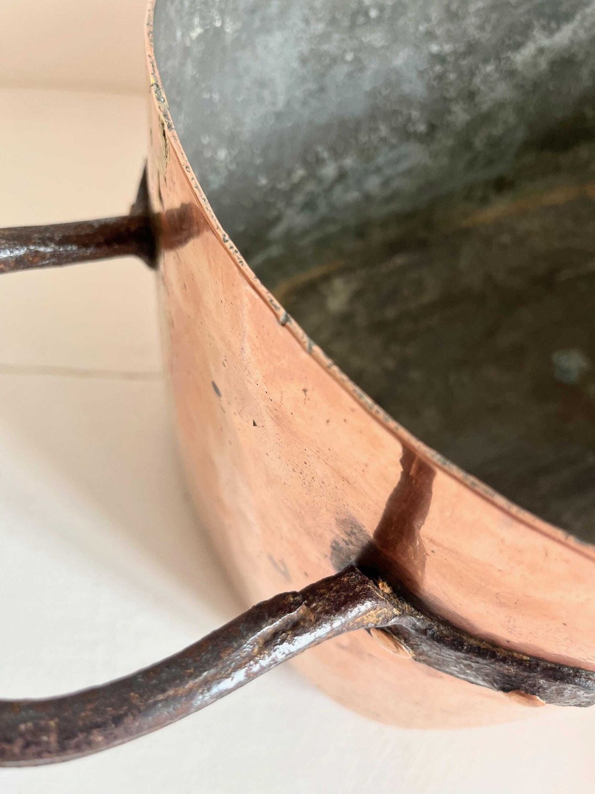 Daubière en cuivre d'époque : cocotte française en cuivre avec initiales photo 355.0
