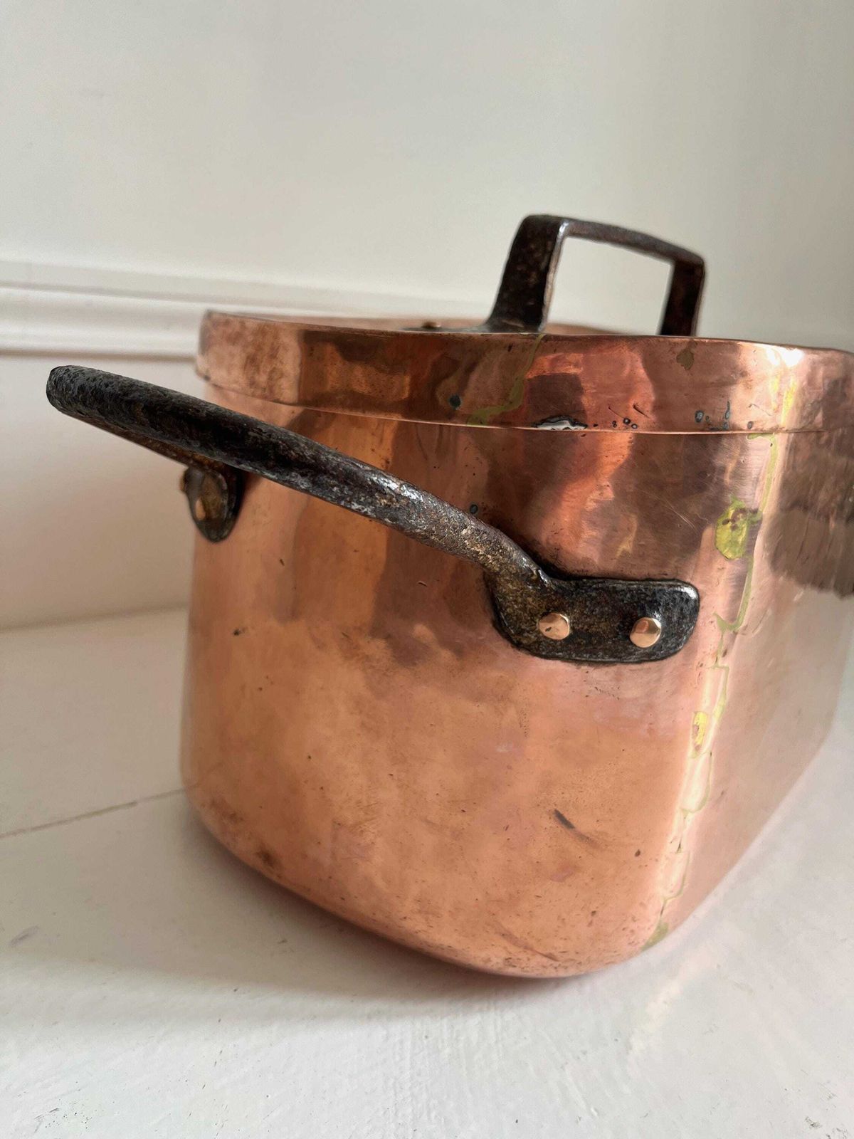 Daubière en cuivre d'époque : cocotte française en cuivre avec initiales photo vintage