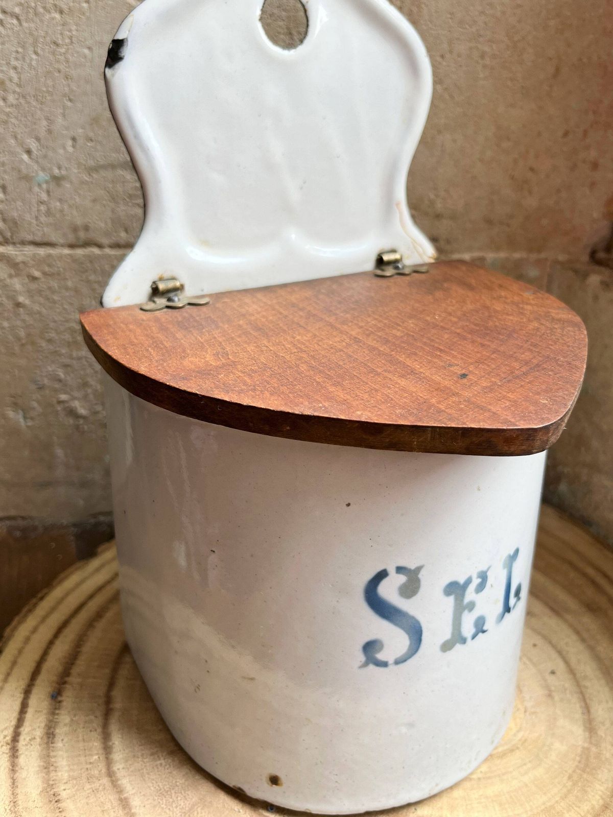Boîte à sel vintage en émail, style français photo furniture