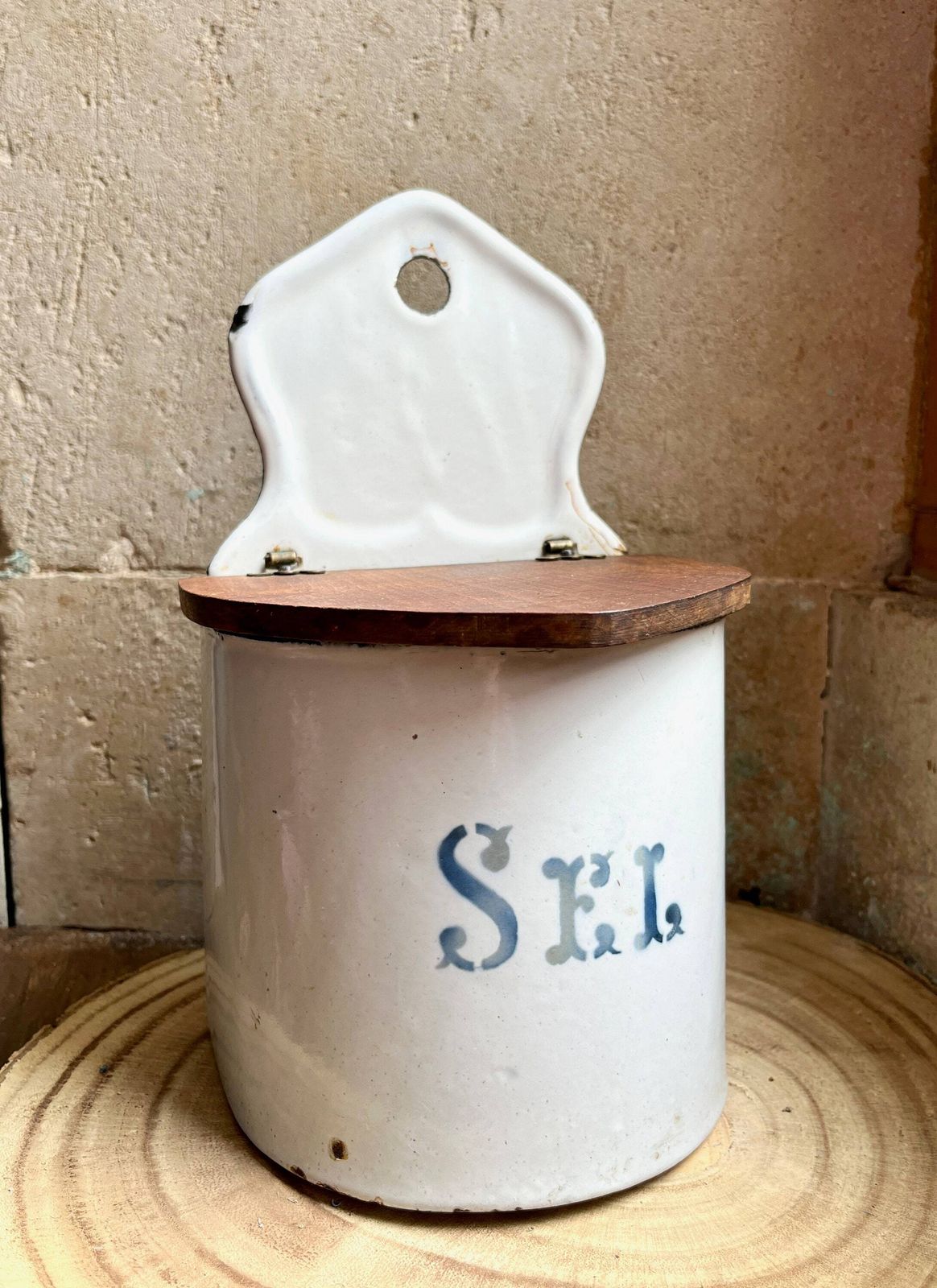 Boîte à sel vintage en émail, style français photo vinterior