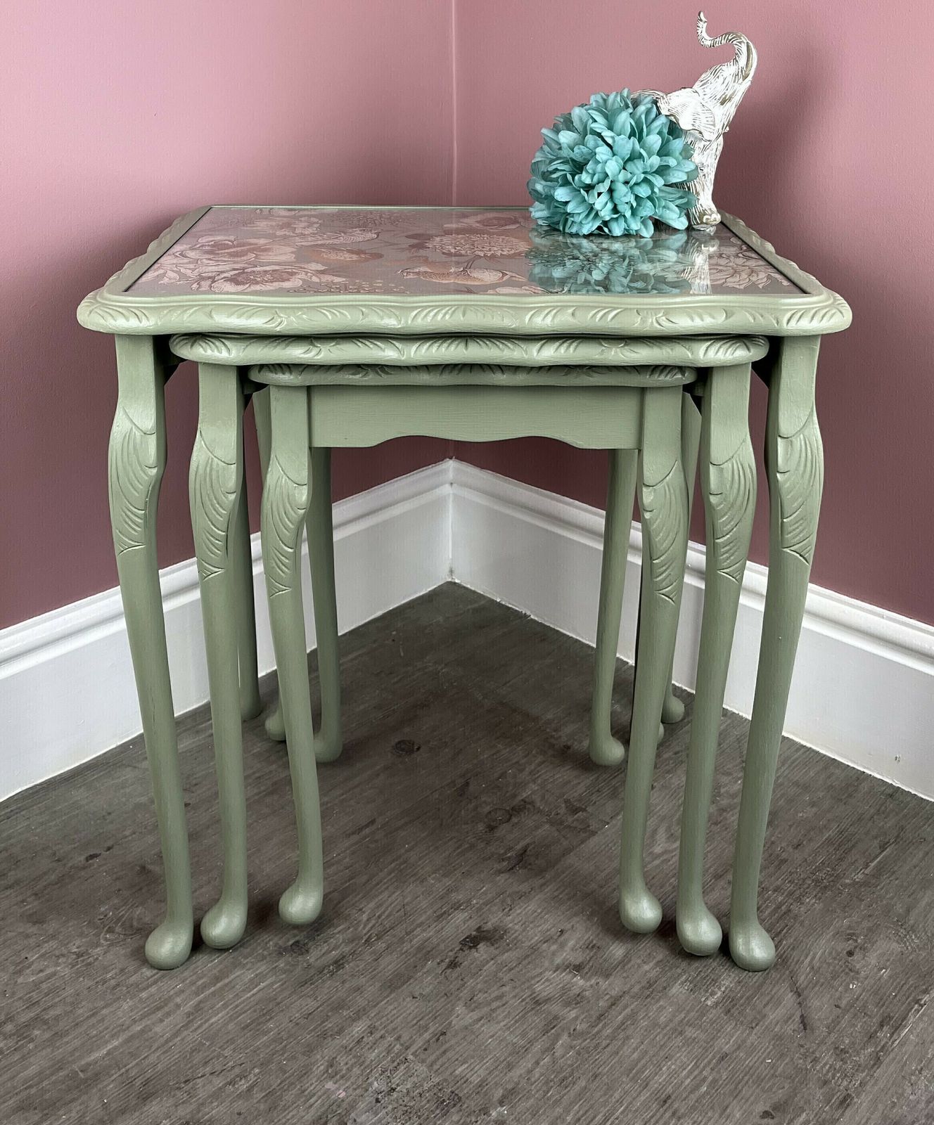 photo furniture Nest Of Tables With Queen Anne Legs