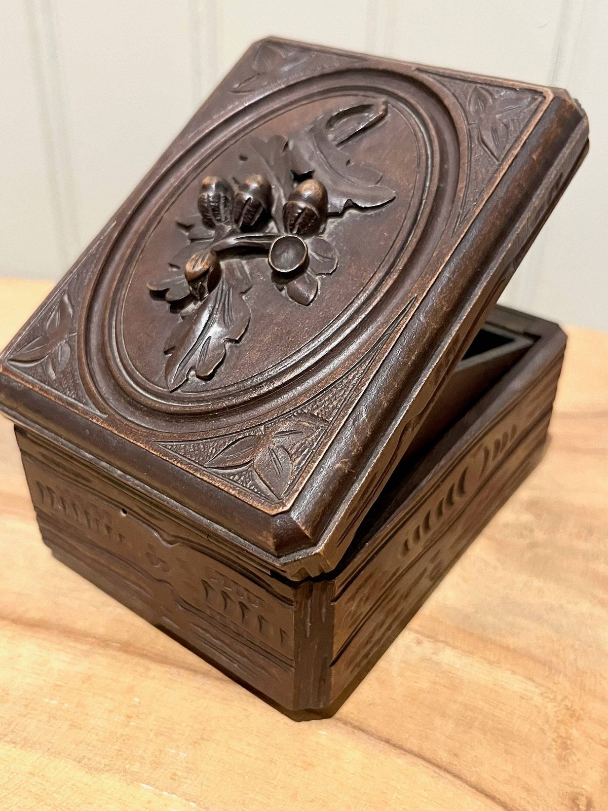 photo for sale Boîte à montre de gousset d'époque, Forêt-Noire, en bois