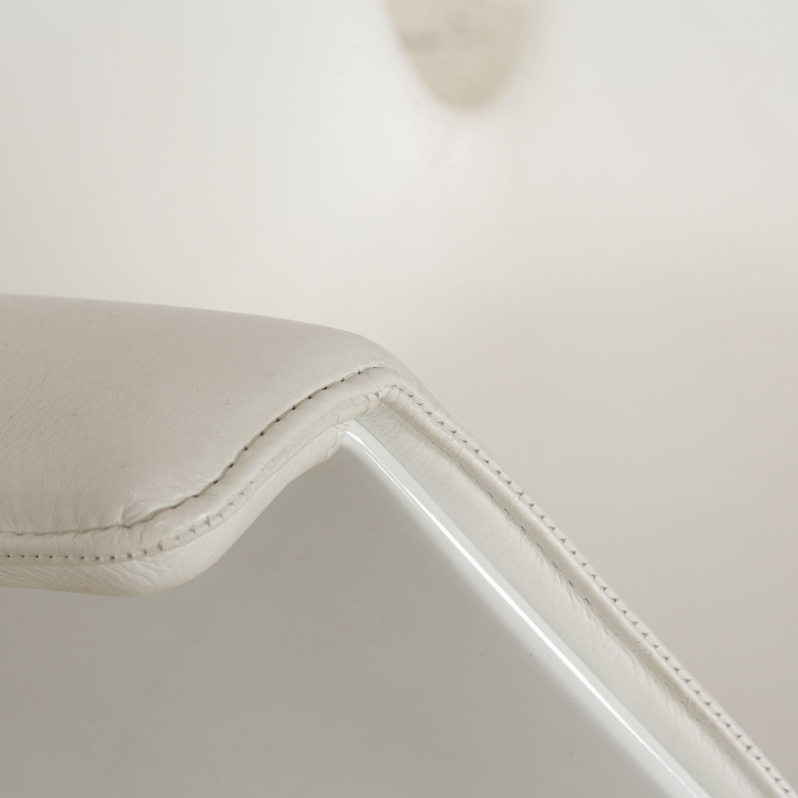 Walter Knoll FK fauteuil – wit leer, witte schaal, draaifunctie photo for sale