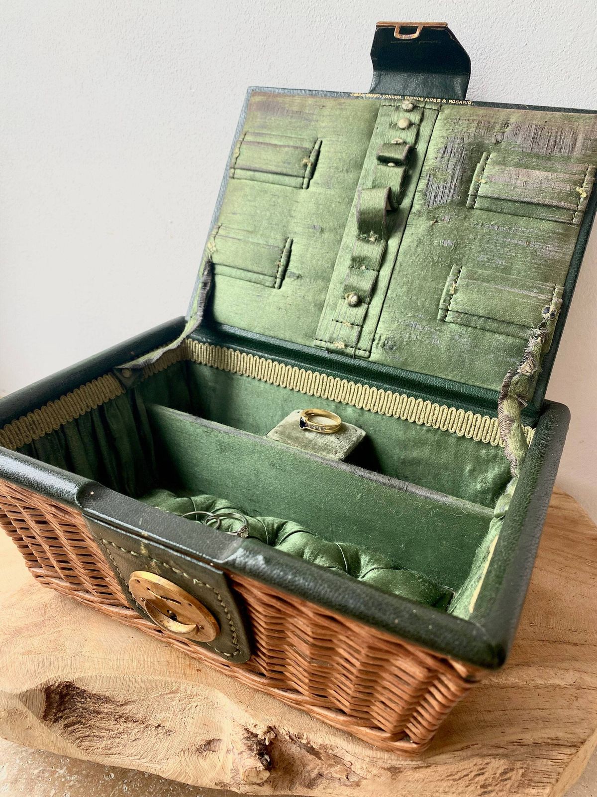 Boîte à bijoux et à couture vintage en rotin et soie photo furniture