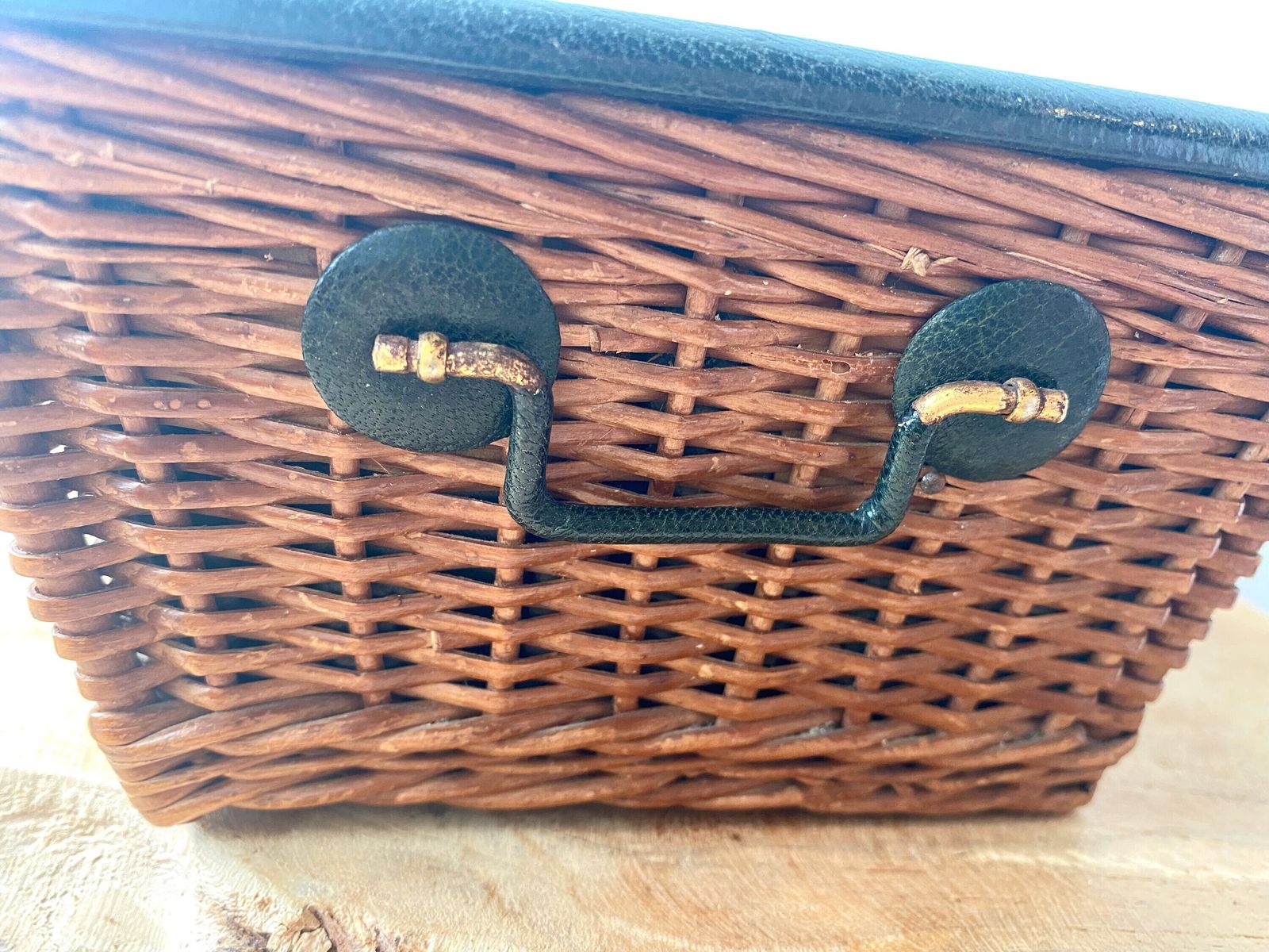 photo furniture Vintage rotan en zijden juwelendoos / naaidoos