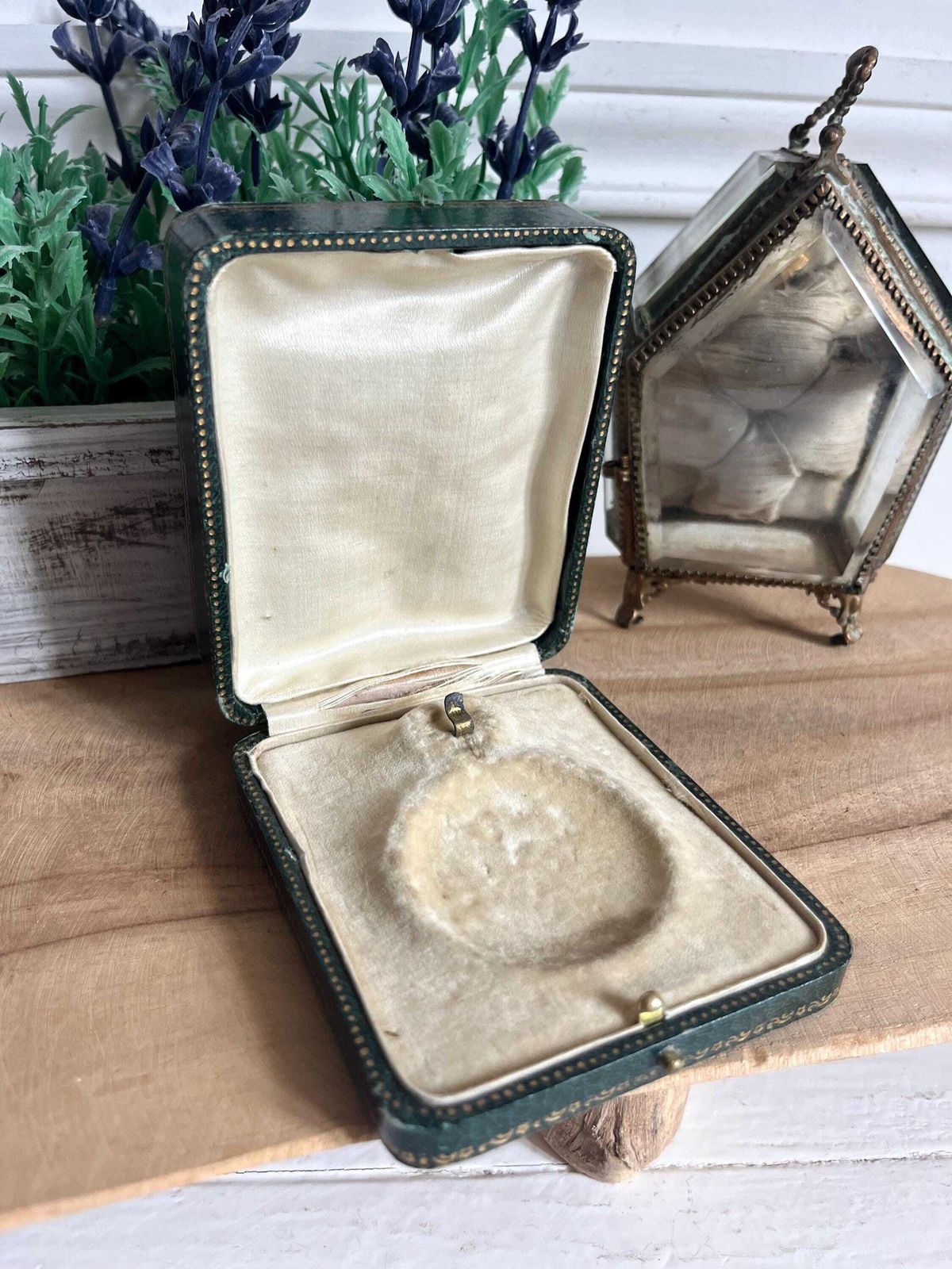 Antieke horlogebox met initialen photo for sale