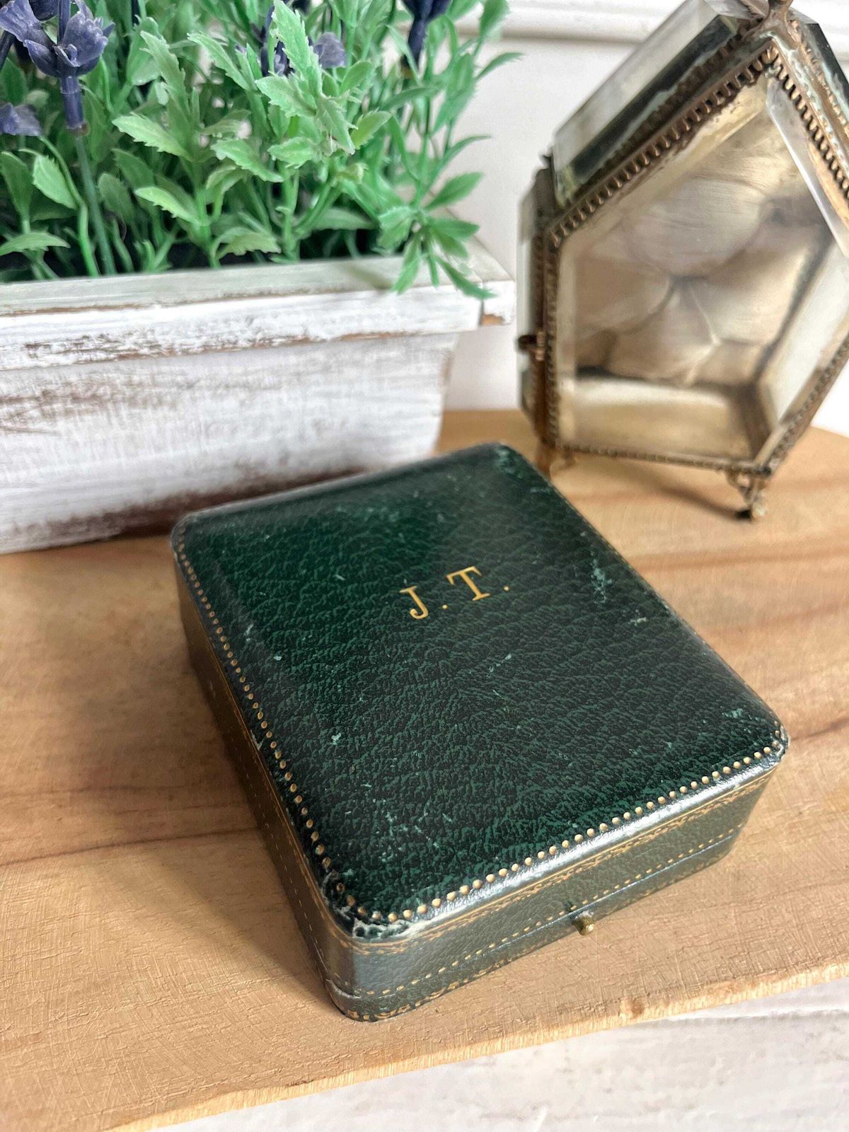 Antieke horlogebox met initialen photo Woonaccessoires