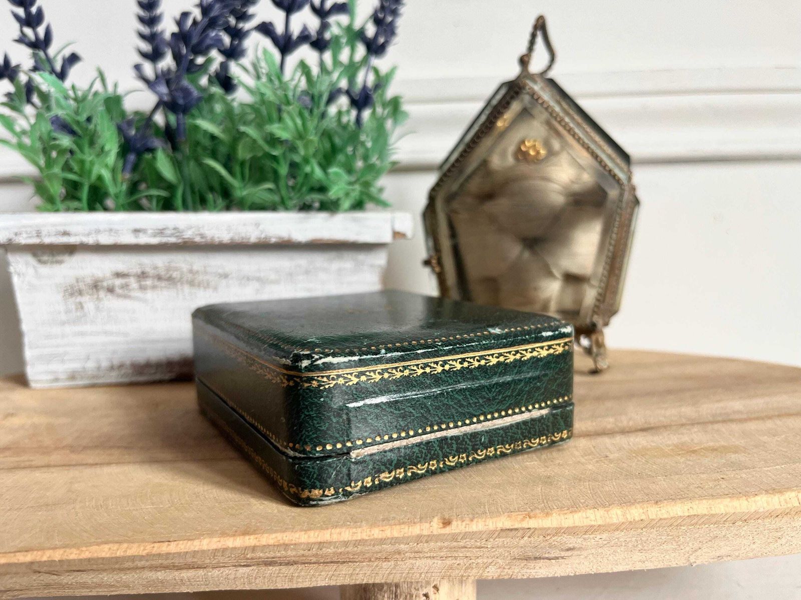 photo furniture Antieke horlogebox met initialen