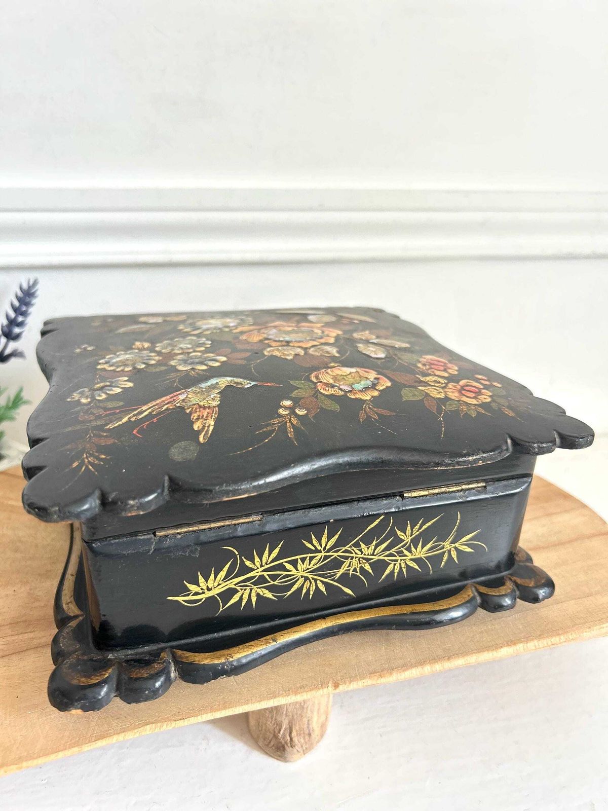 photo furniture Boîte à bijoux d'époque française peinte à la main, soie capitonnée