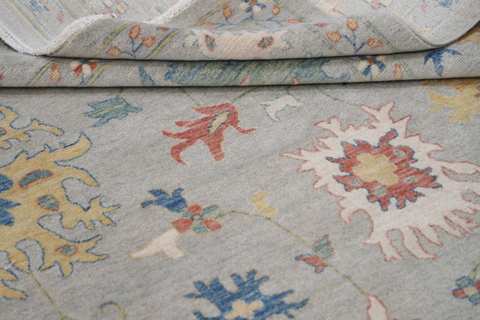 Tapis turc contemporain en laine, motifs floraux Oushak, 270 x 361 cm (8'10" x 11'10") photo Textiles