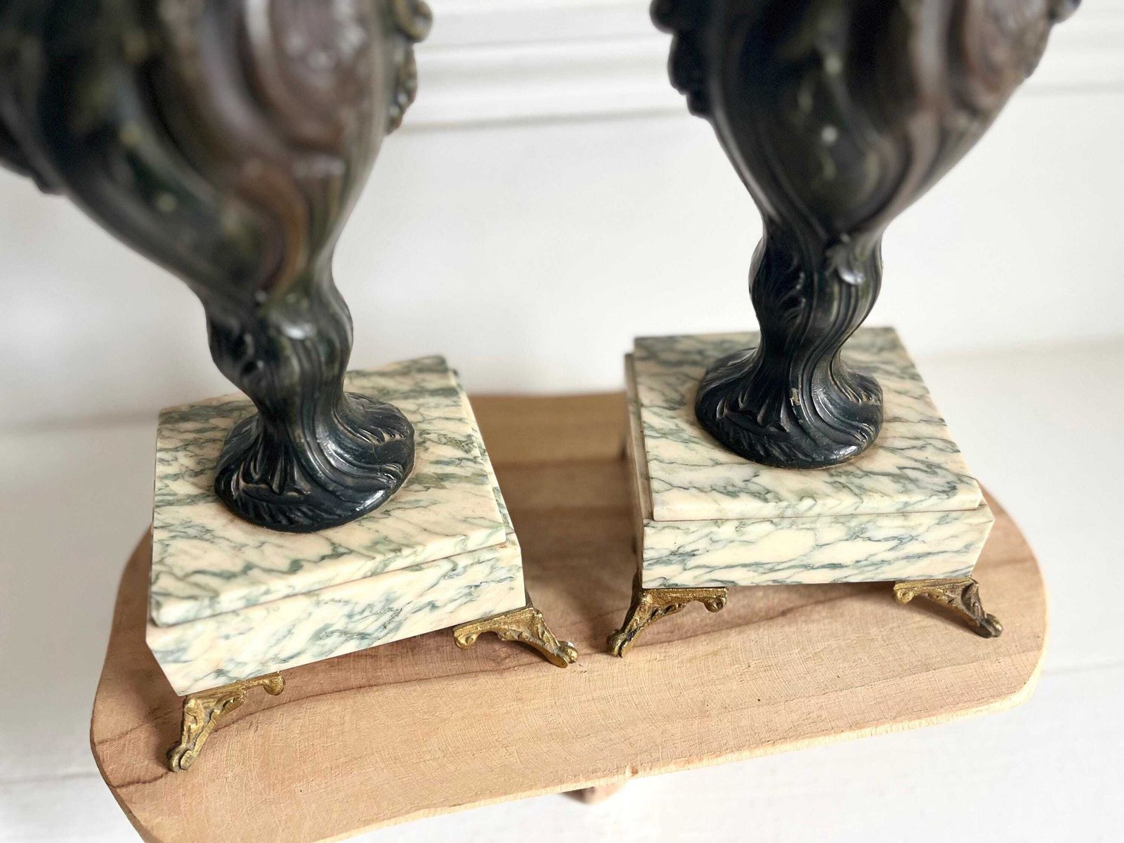 Vases d'époque en régule, socle en marbre, urnes de château photo Décoration