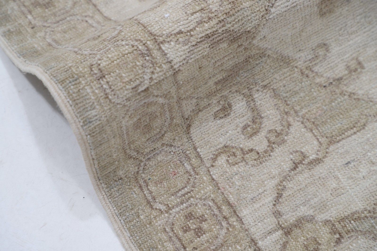 Handgemaakt vloerkleed 188 x 274 cm. Wollen tapijt voor de woonkamer. Beige vloerbedekking photo Textiel