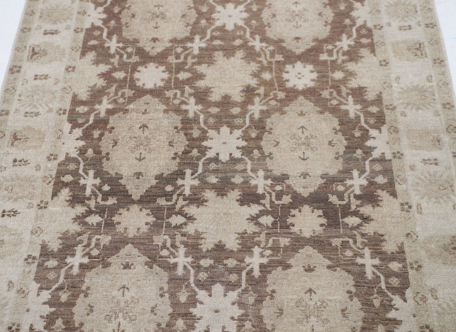 Tapis d'appoint noué à la main, marron et ivoire, 117 x 171 cm - motif floral traditionnel photo for sale