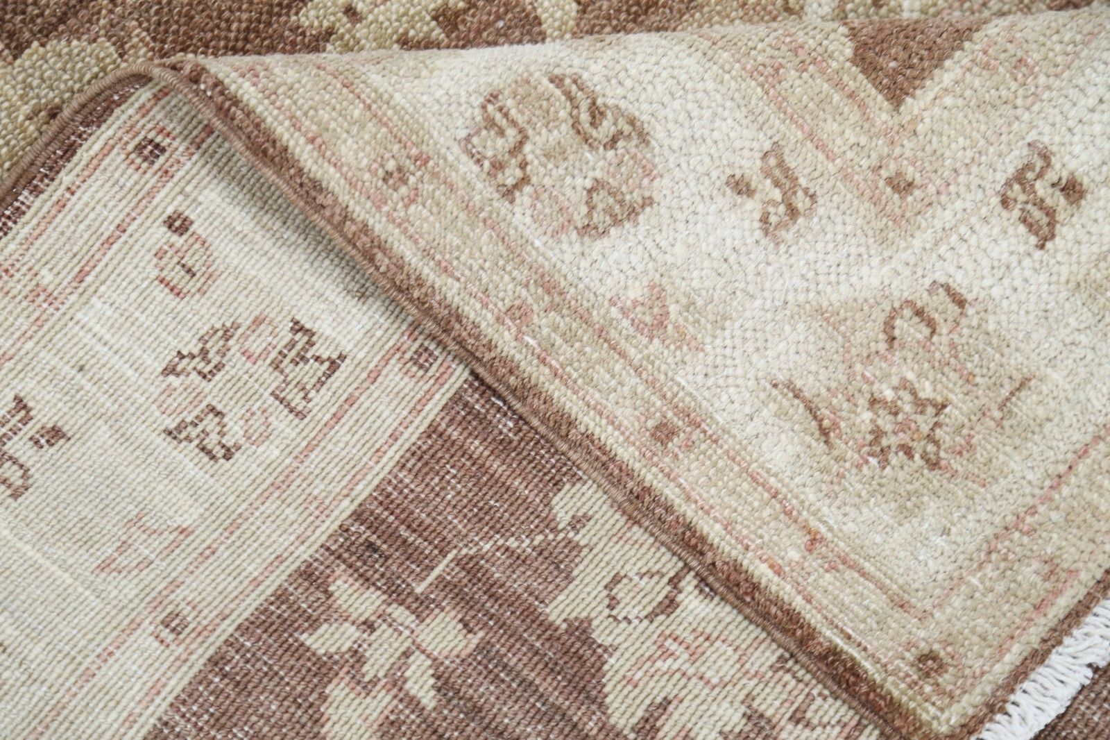 Tapis en laine noué à la main, brun et ivoire, 112 x 161 cm - Oushak turc photo vinterior