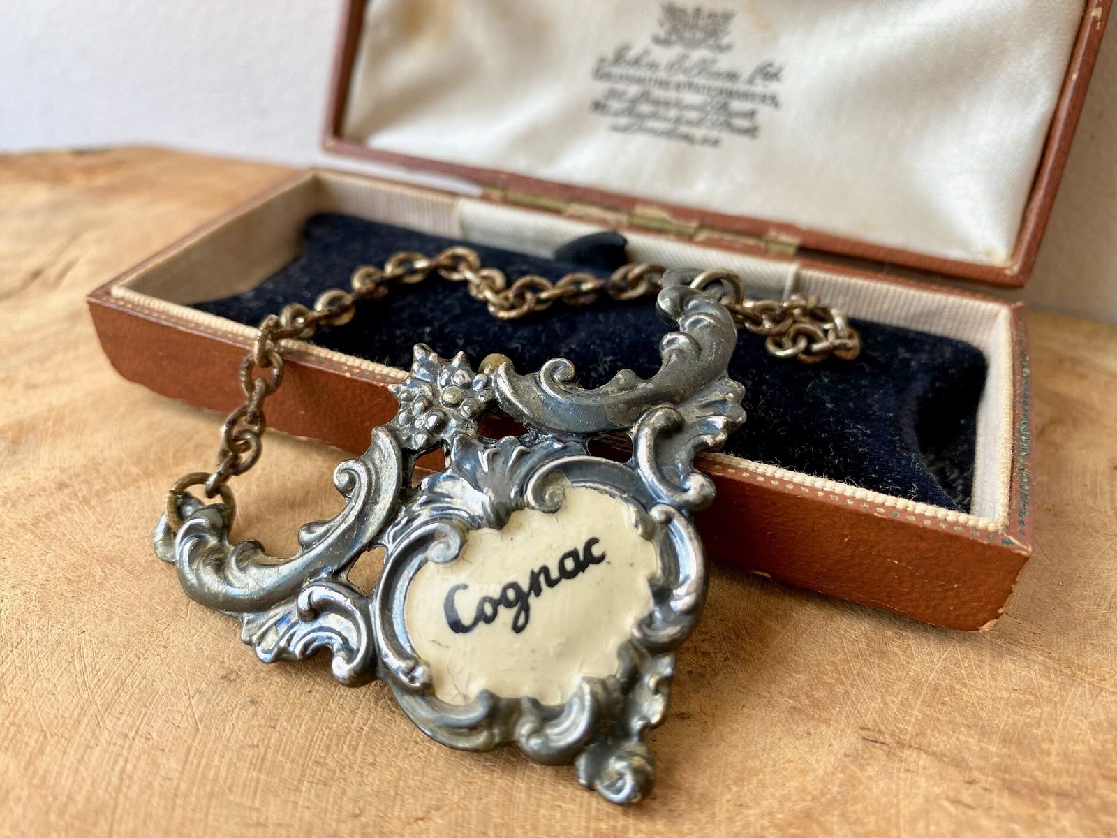 Antiek lederen sieradendoosje: Engels horloge- of armbandendoosje photo buy