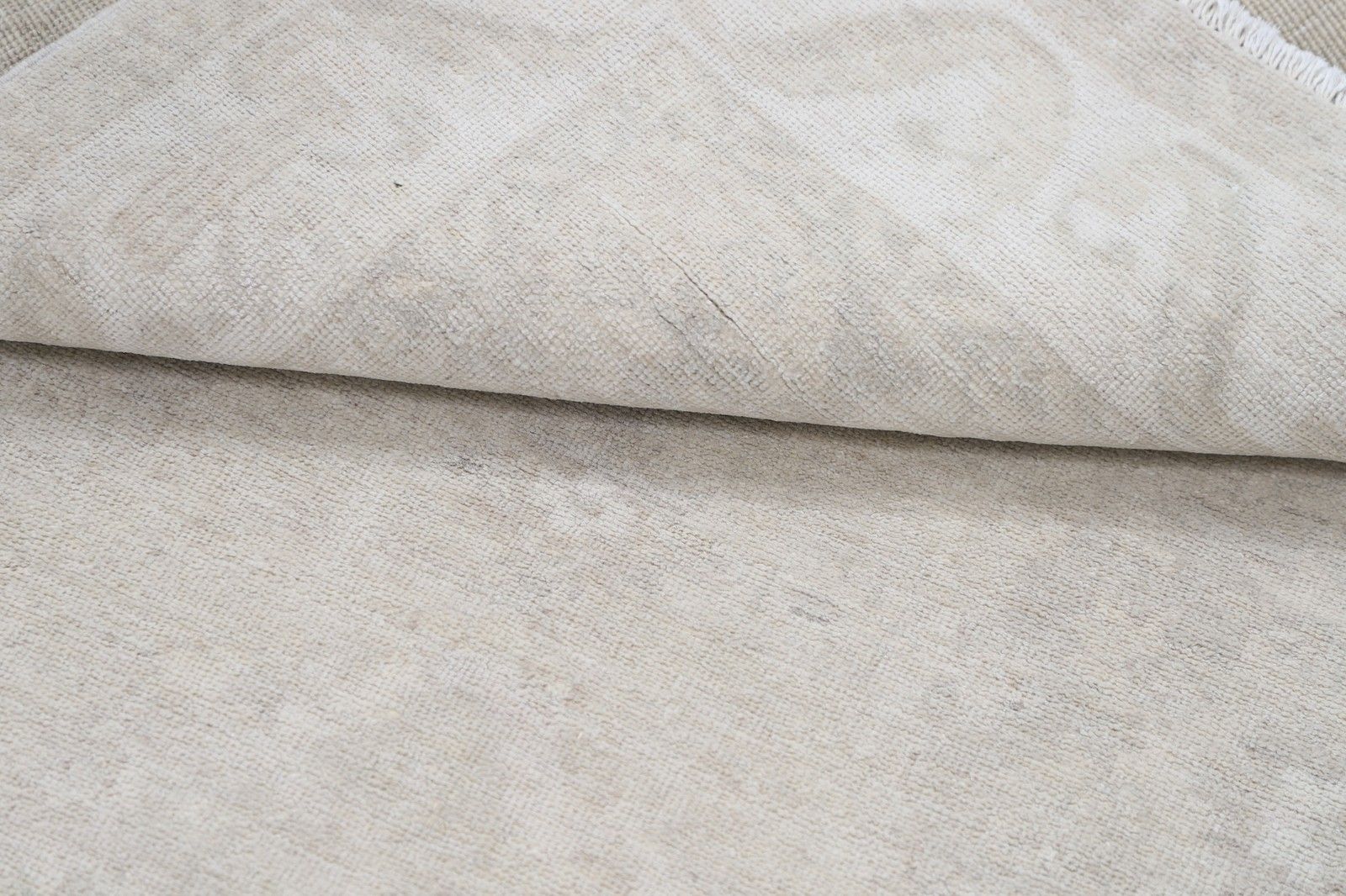 Tapis Oushak beige noué à la main, motif floral sur l'ensemble du tapis, 97 x 140 cm. 100 % laine photo Textiles