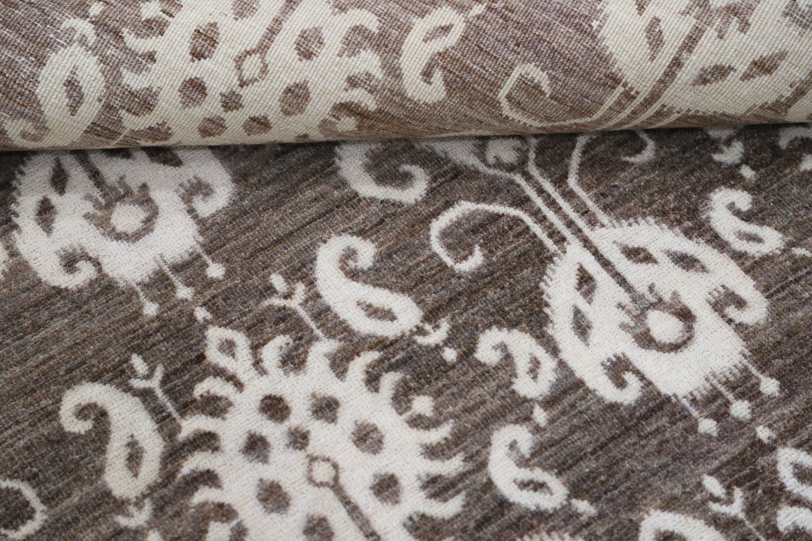 Tapis noué à la main, motif ornemental traditionnel, coloris taupe et ivoire, 183 x 262 cm photo Textiles