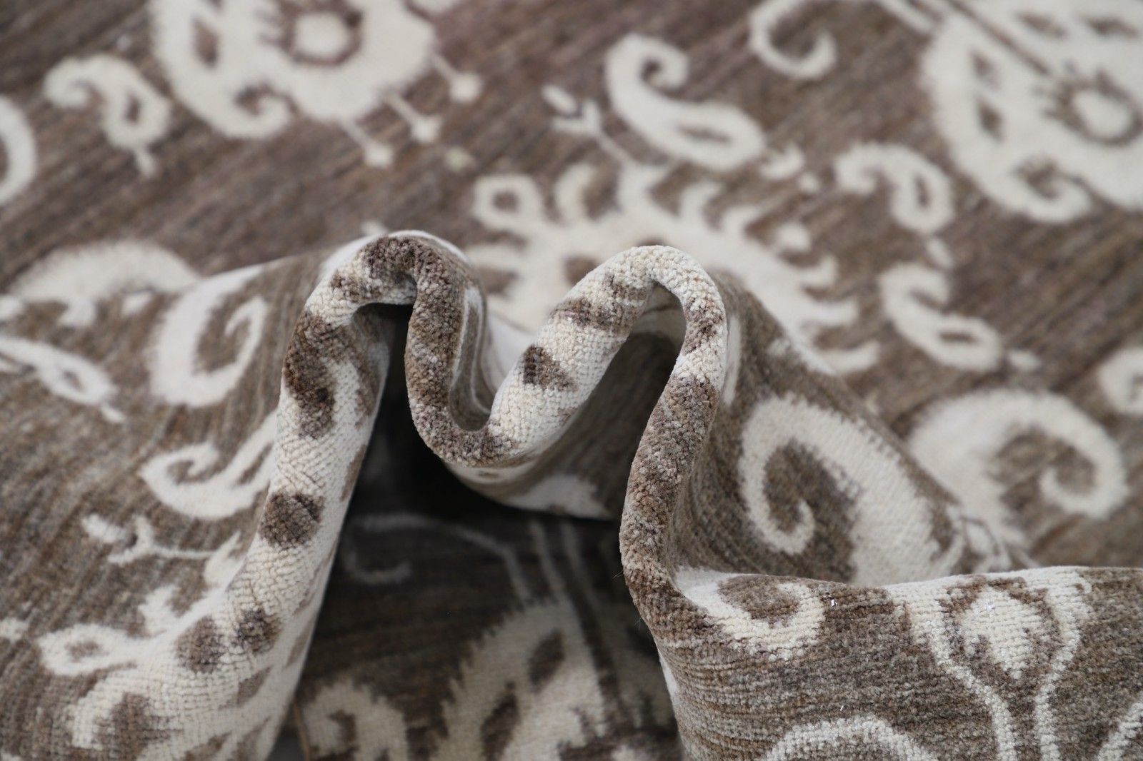 Tapis noué à la main, motif ornemental traditionnel, coloris taupe et ivoire, 183 x 262 cm photo 2549.0