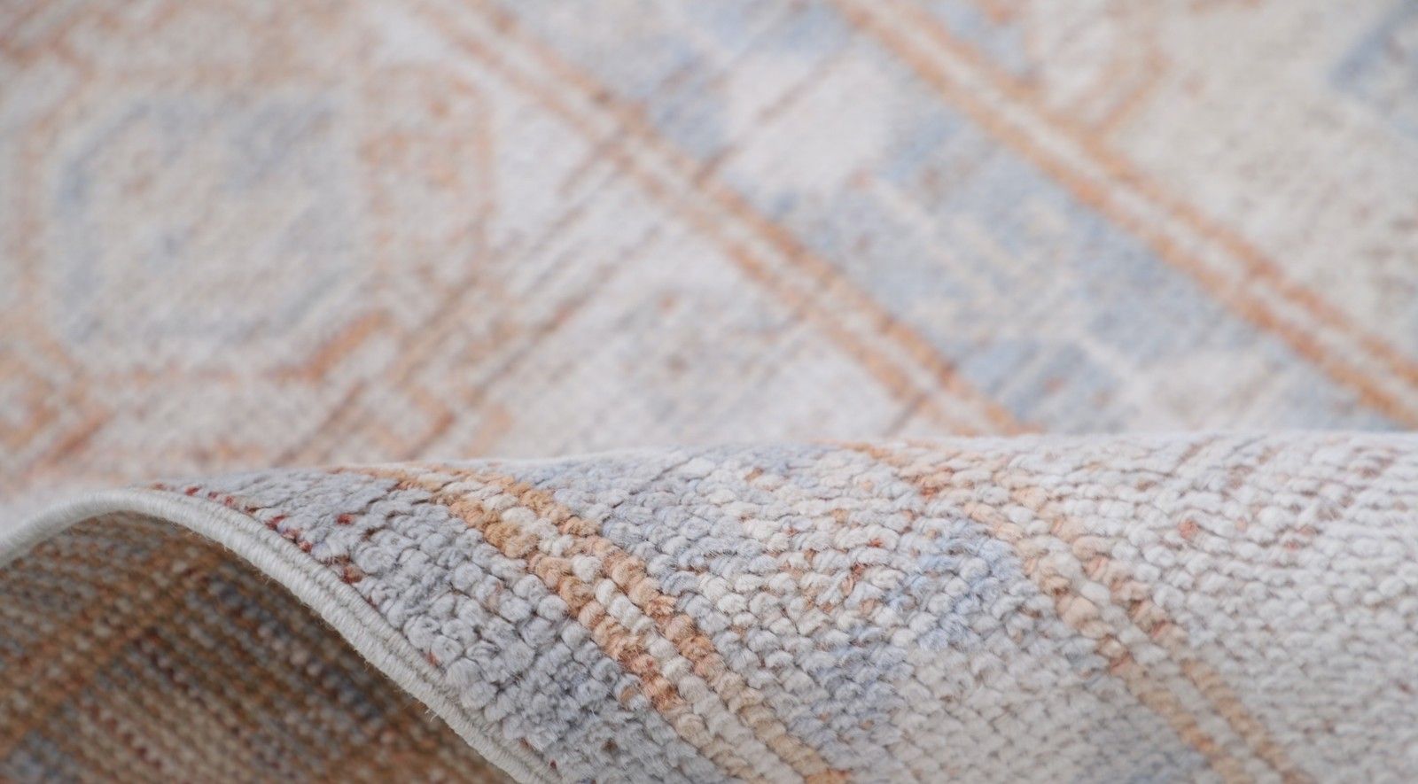 Tapis noué à la main bleu clair et beige aux motifs géométriques pêche doux, 188 x 272 cm photo Textiles