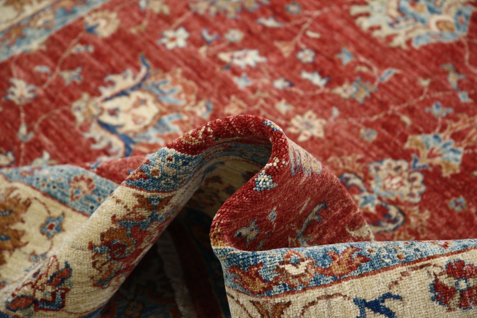 Tapis turc noué à la main 5,7 x 8,2 ft, fond rouge, bordure ivoire et détails bleus photo vinterior