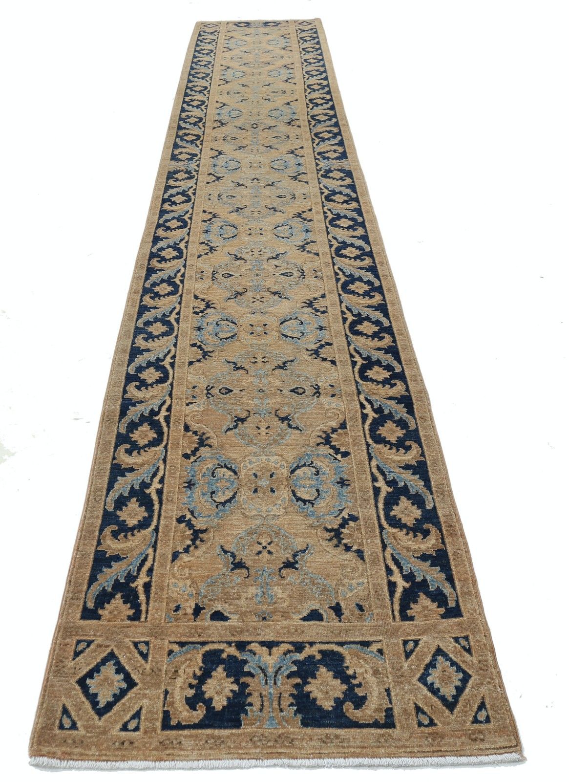 Tapis de couloir noué à la main, beige, bleu marine et bleu clair, 3 x 17 pi, 100 % laine photo Textiles