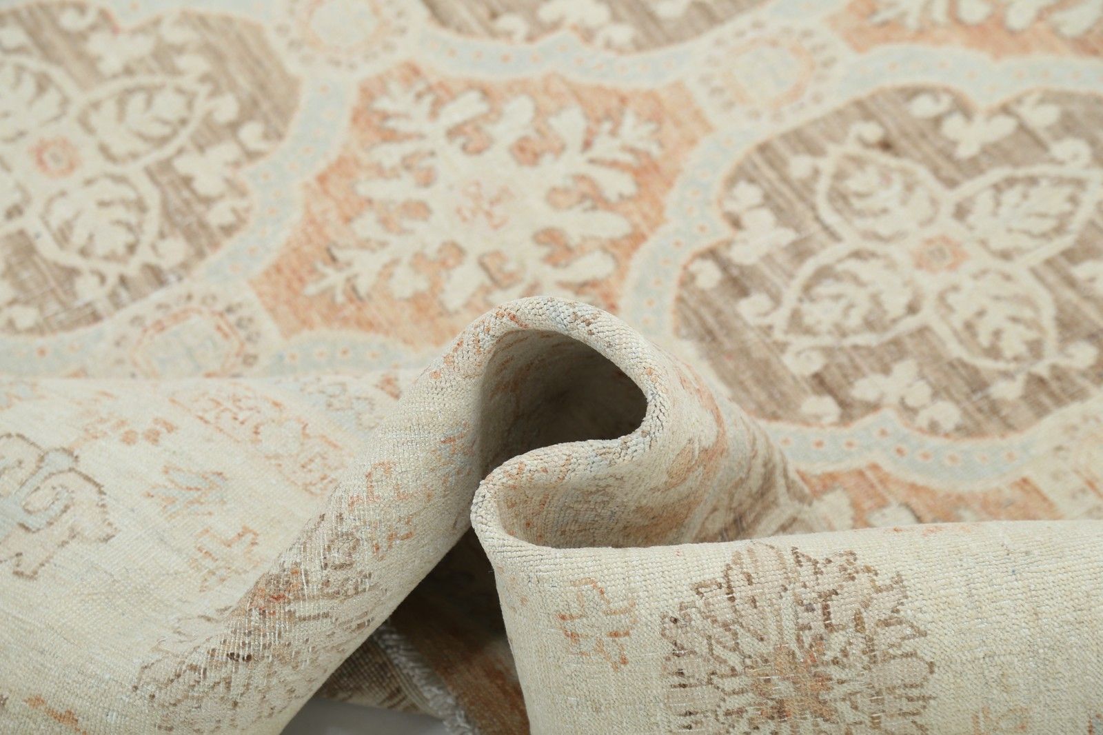 Tapis à nœuds main 8x9,5 ft, beige, gris et rose pâle, grand format, motif treillis photo vinterior